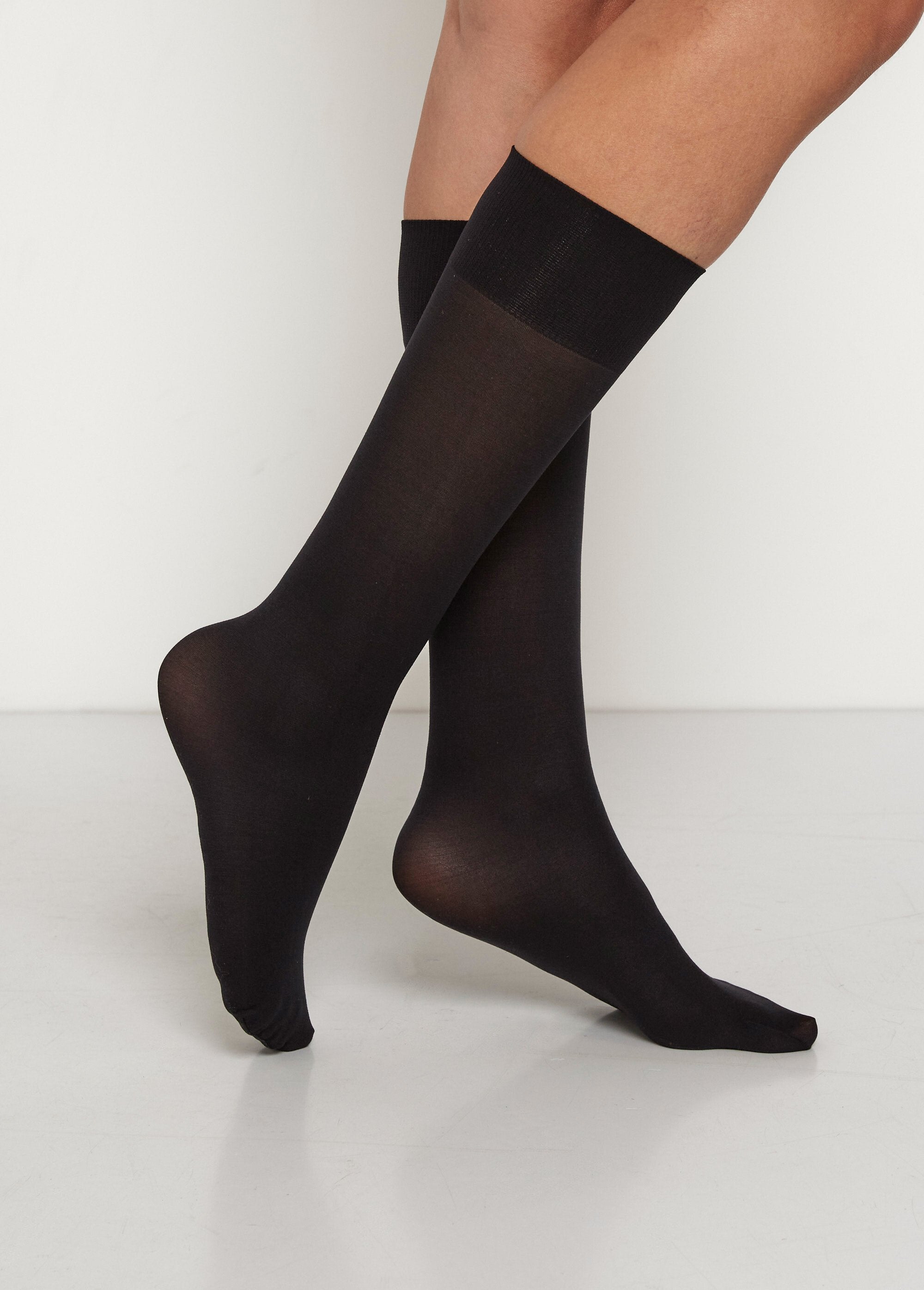 Dark_solid_opaque_knee-highs_Black_DO1_slim