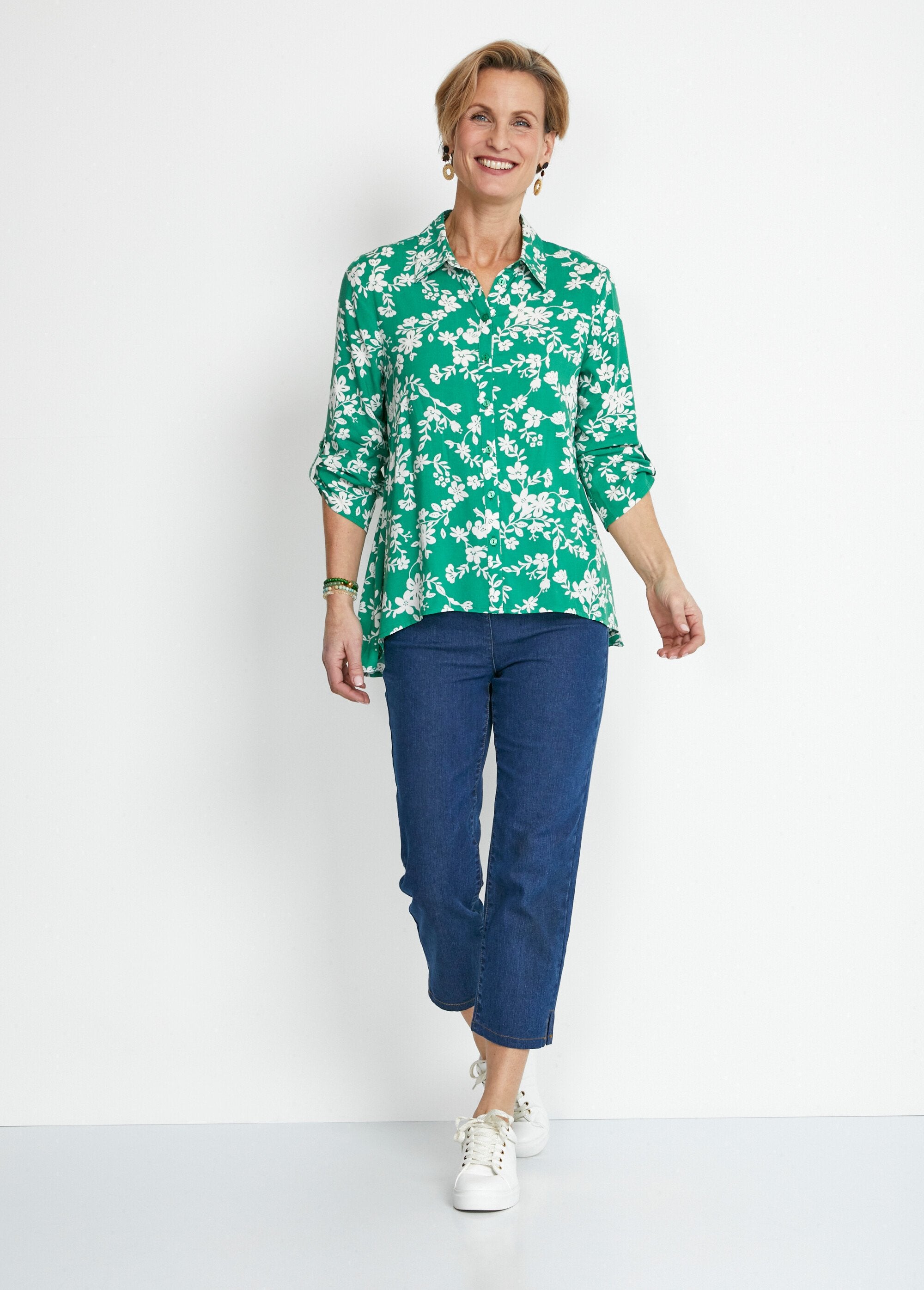 Printed_blouse_with_3/4_sleeves_and_longer_back_Green_and_white_SF1_slim