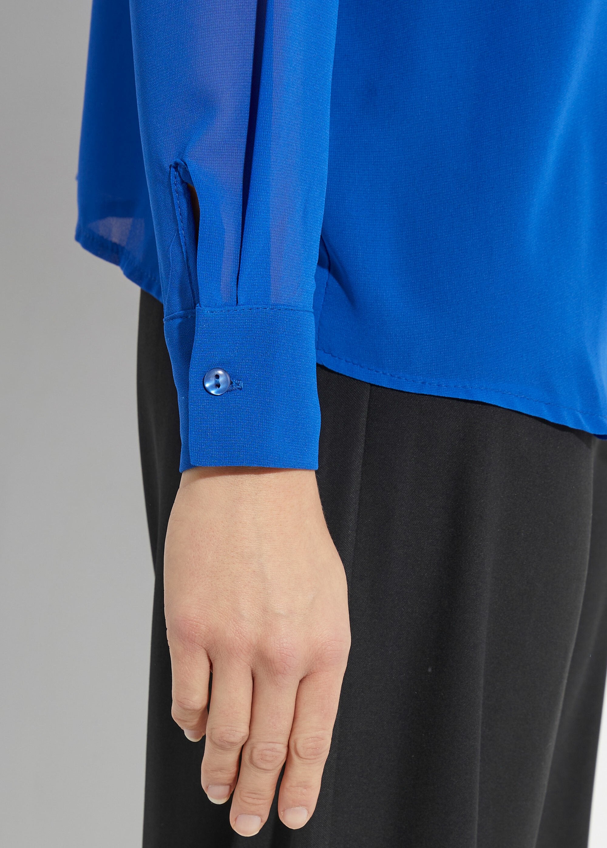 Flowy_voile_blouse_with_long_sleeves_Blue_DE2_slim