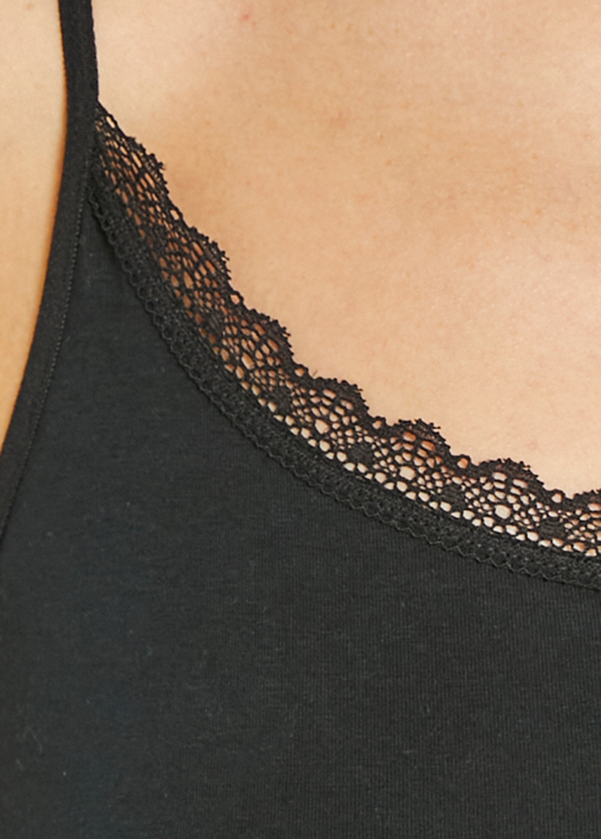 Spaghetti_strap_lace_tank_top_Black_DE2_slim