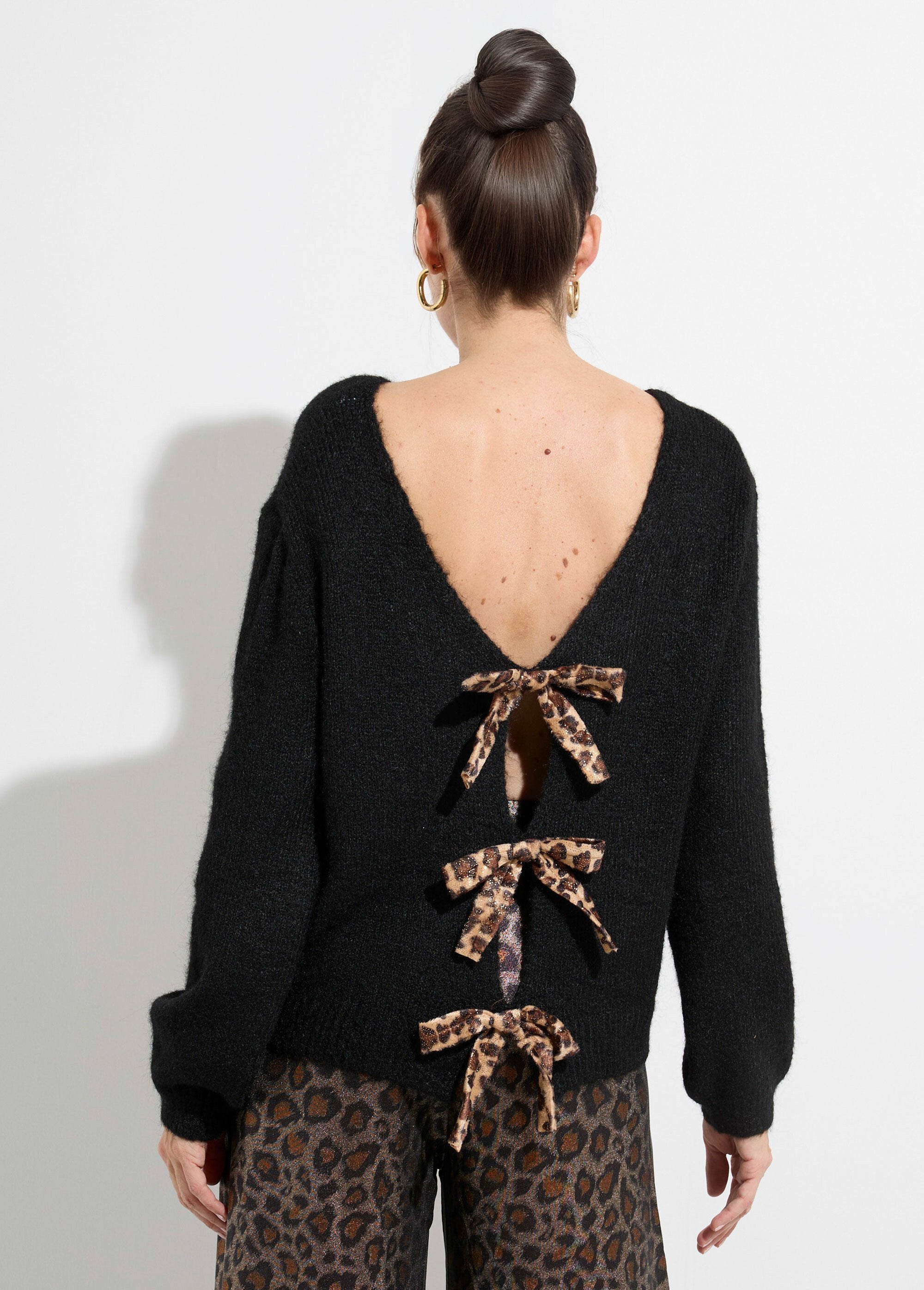 Warm_sweater_with_a_V-neck_and_small_bows_Black_DO1_slim
