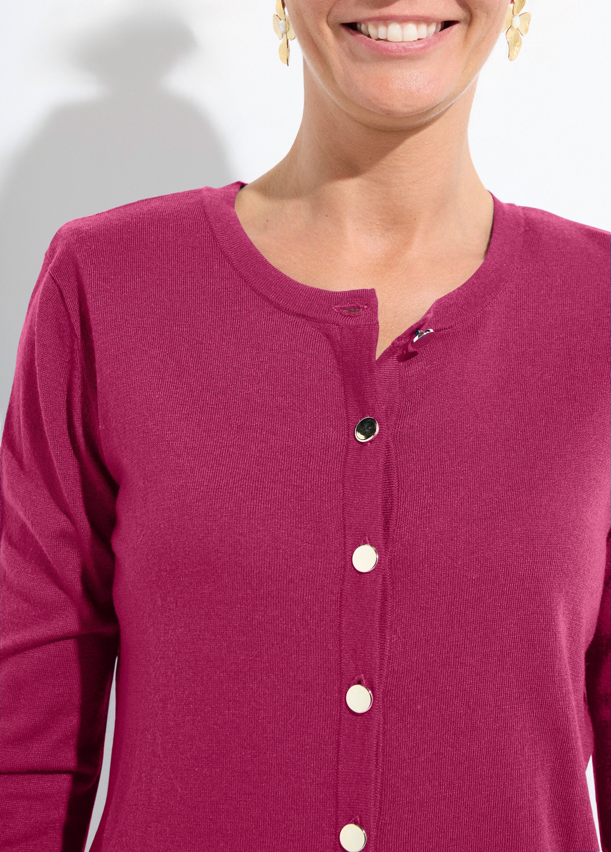 Fine_round_neck_buttoned_cardigan_in_plain_jersey_with_merino_wool_Cassis_DE1_slim