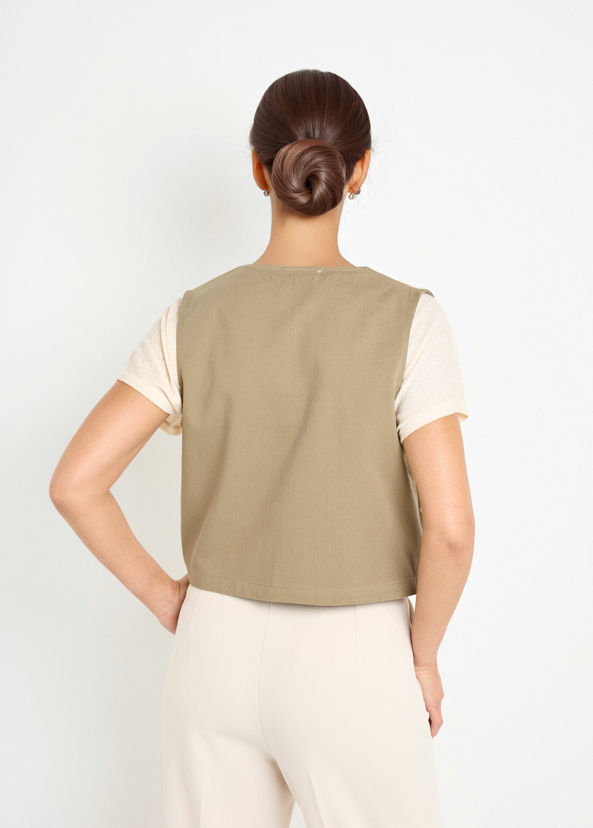 Scandinavian_style_embroidered_sleeveless_vest_Khaki_DO1_slim
