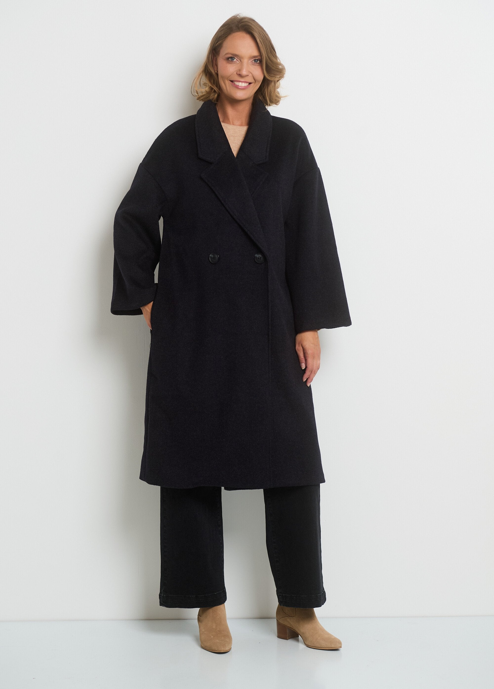 Warm_coat_with_flared_sleeves_Coal_DE1_slim