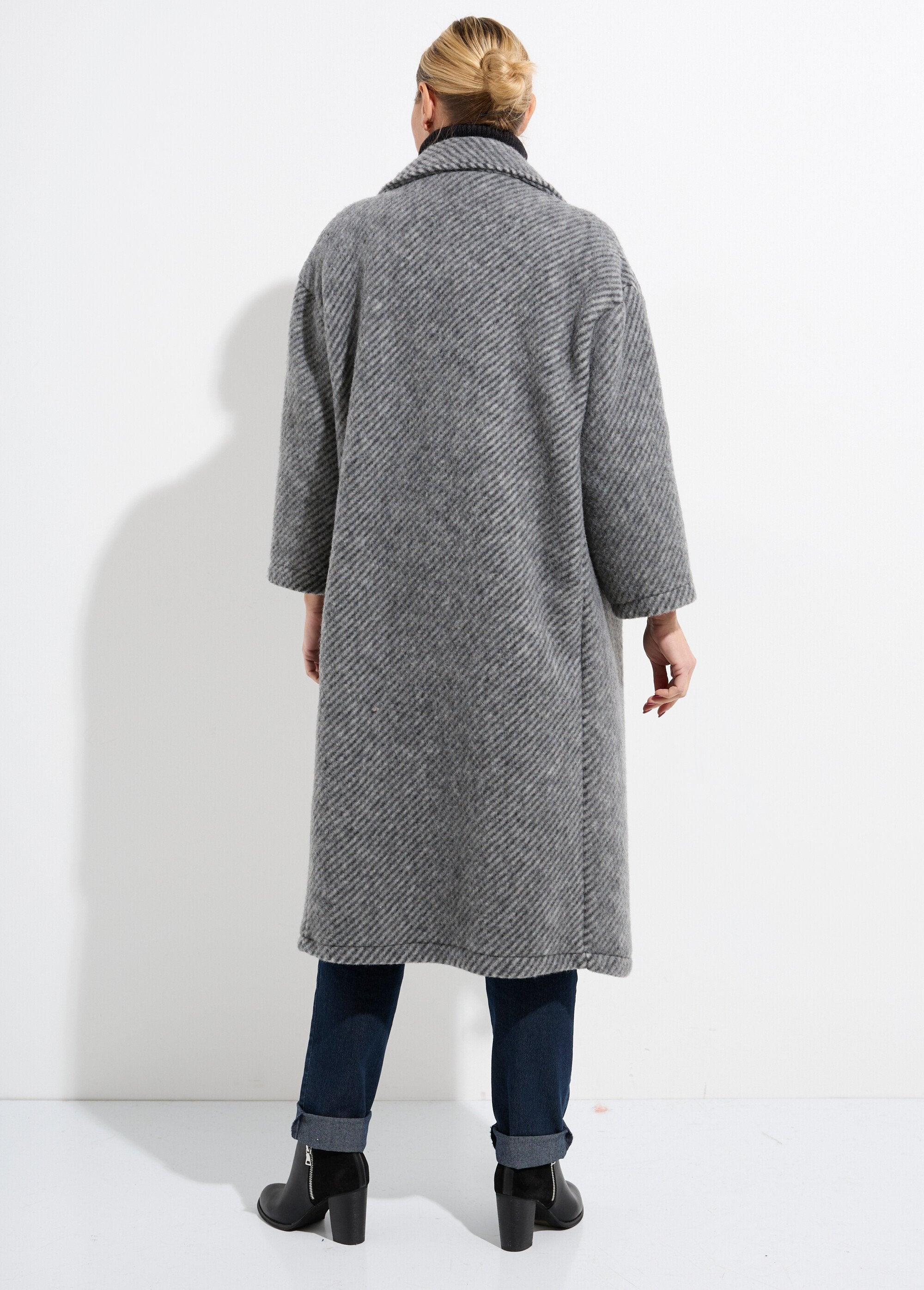 Long_coat_in_warm_wool_with_a_ribbed_pattern_Gray_DO1_slim