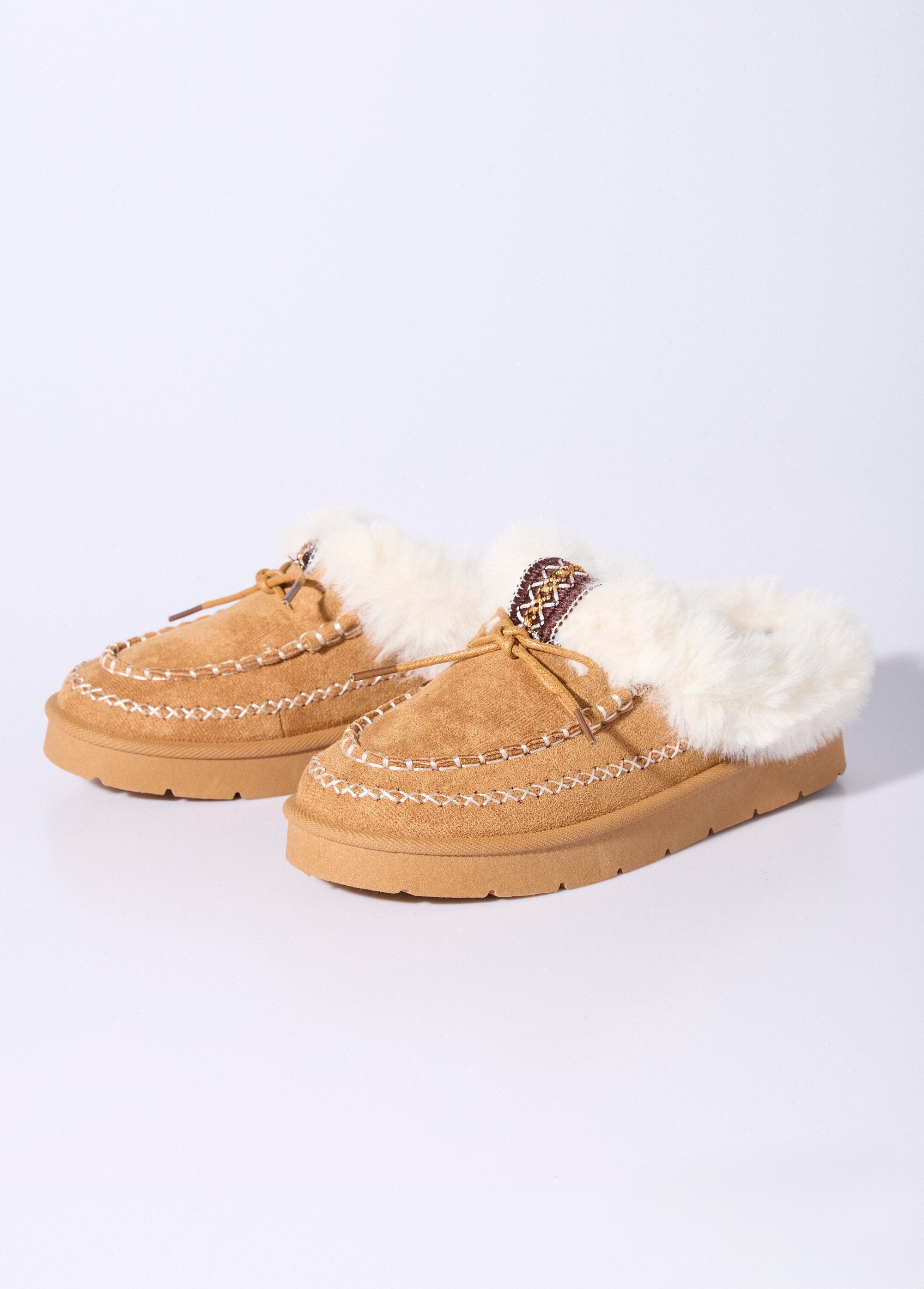 Indian_fur_and_braid_moccasins_camel_DE1_slim