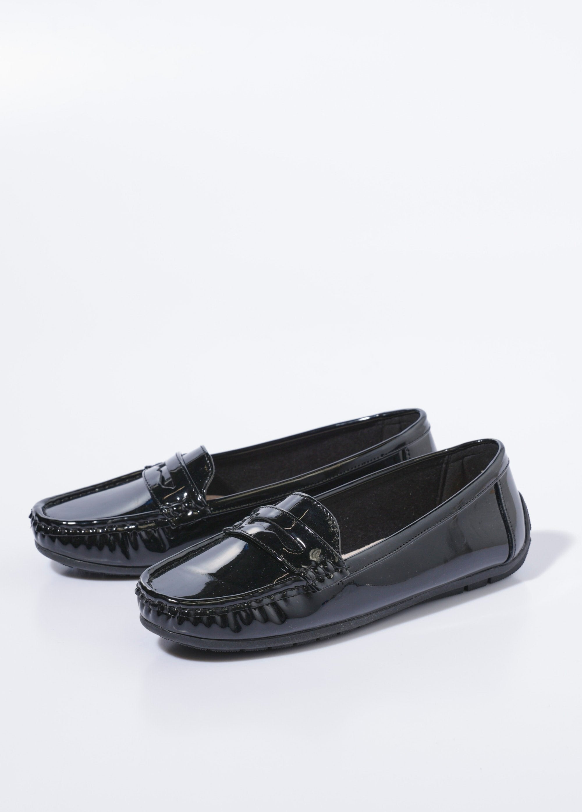 Patent_leather_loafers_with_non-slip_soles_Black_varnish_DE1_slim