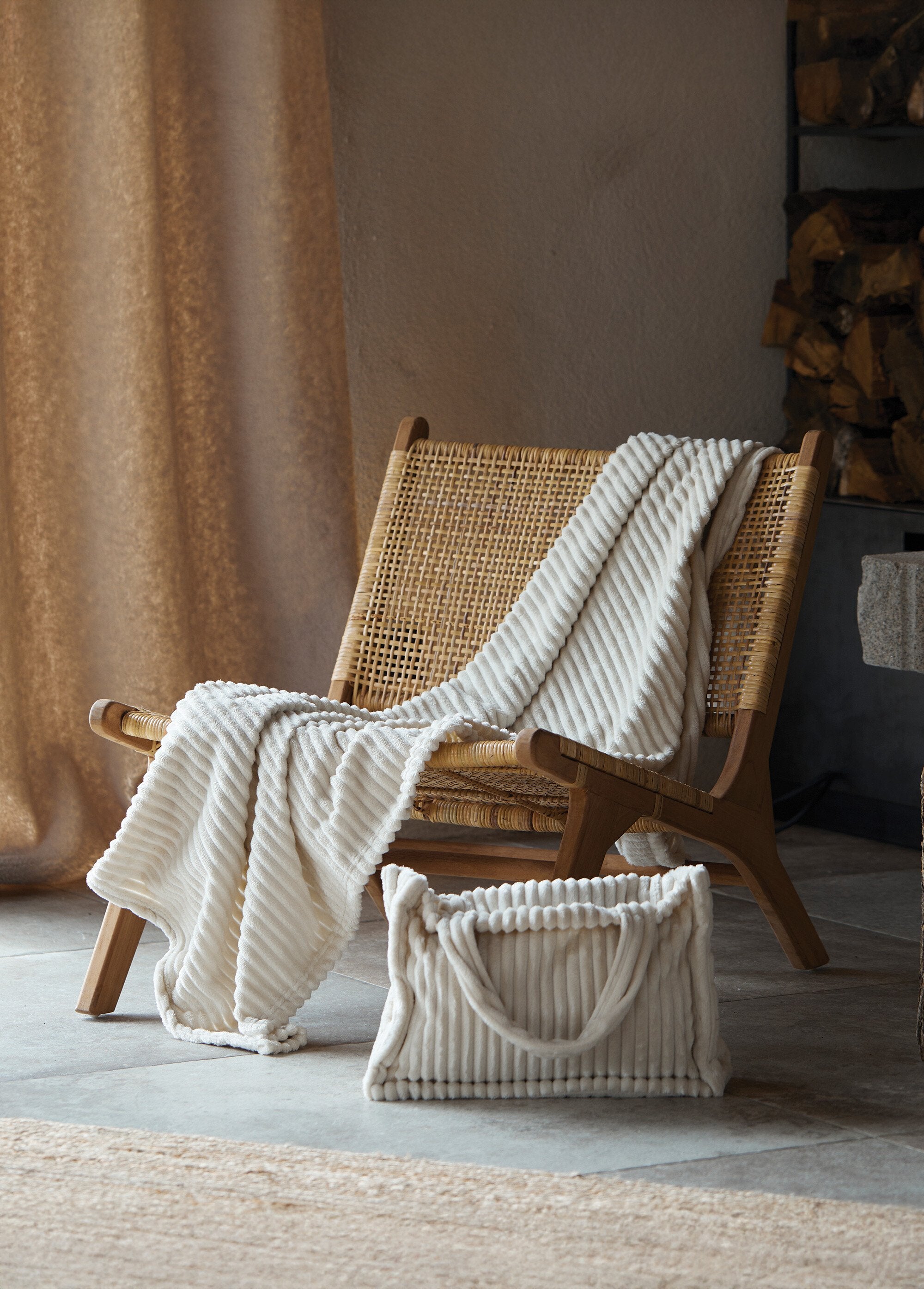 Plush-feel,_ribbed-effect_throw_Ecru_SF1_slim