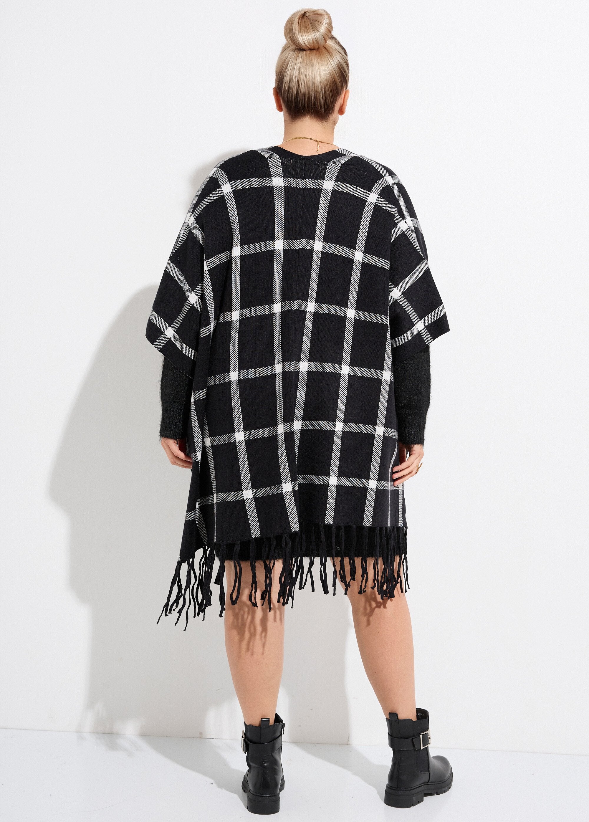 Knitted_cape_poncho_with_check_pattern_Black_tiles_DO1_curvy