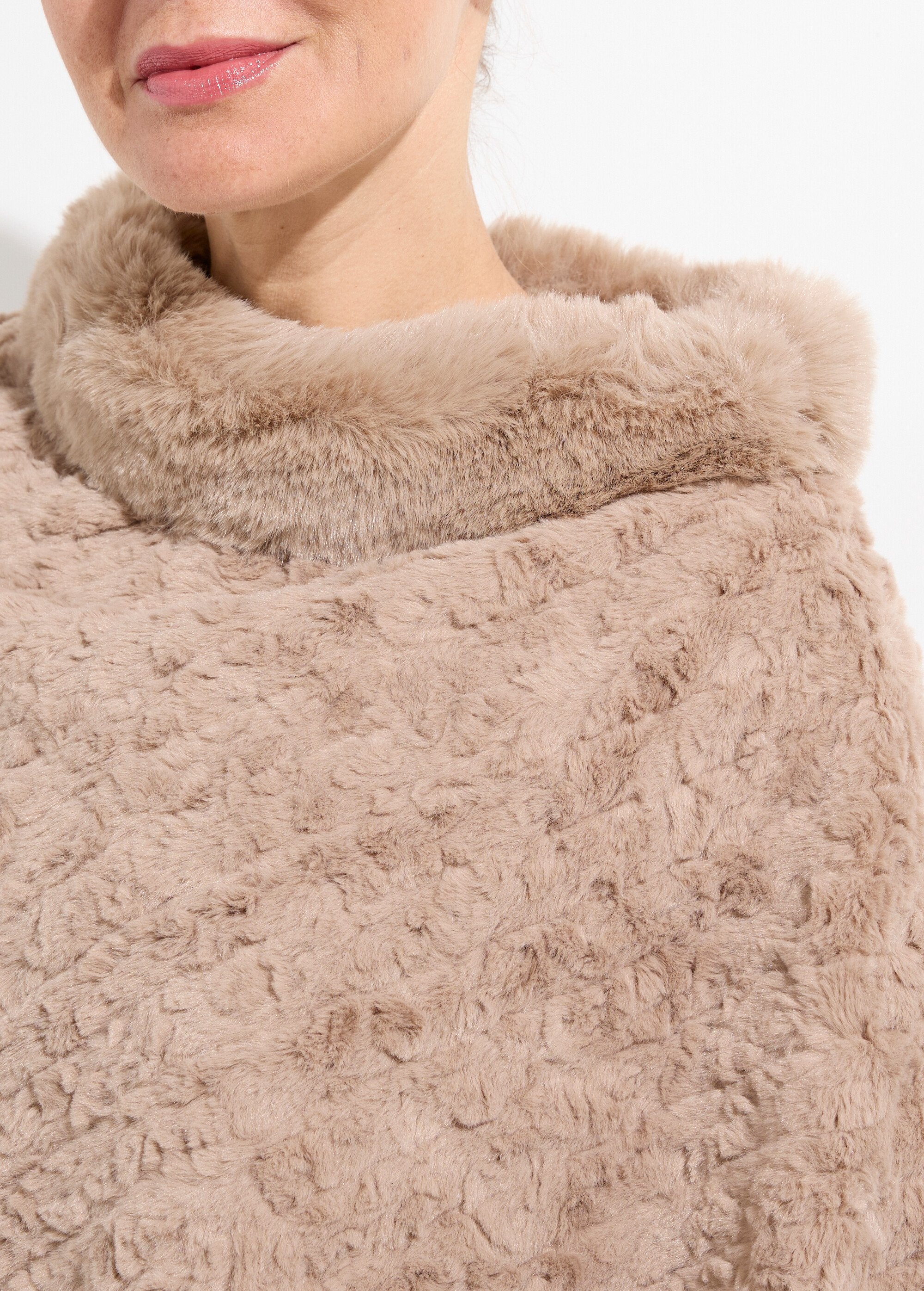 Sherpa-style_fleece_high-neck_poncho_Mole_DE1_slim