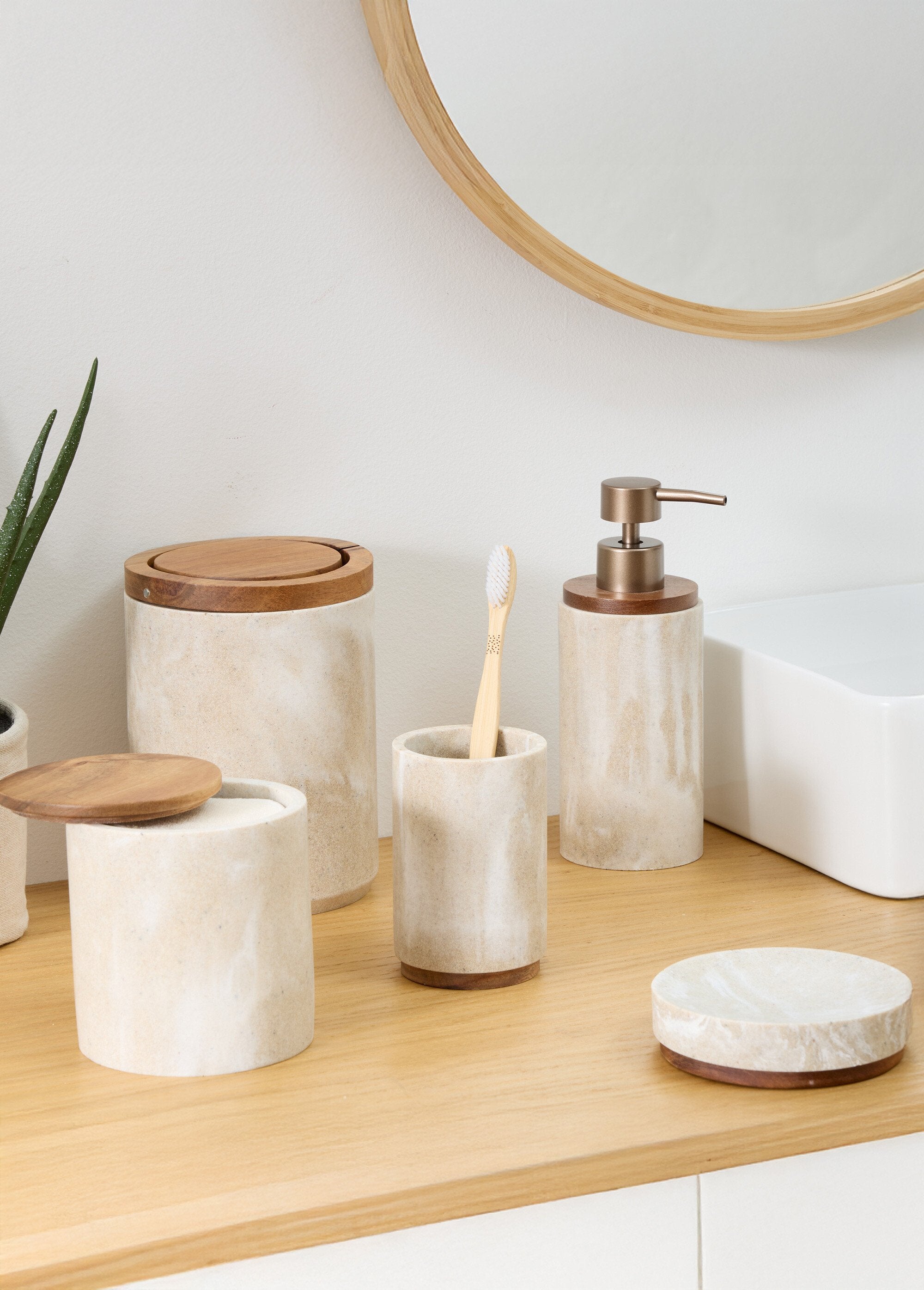 Round_soap_dish_with_travertine_stone_effect_Beige_SF1_slim