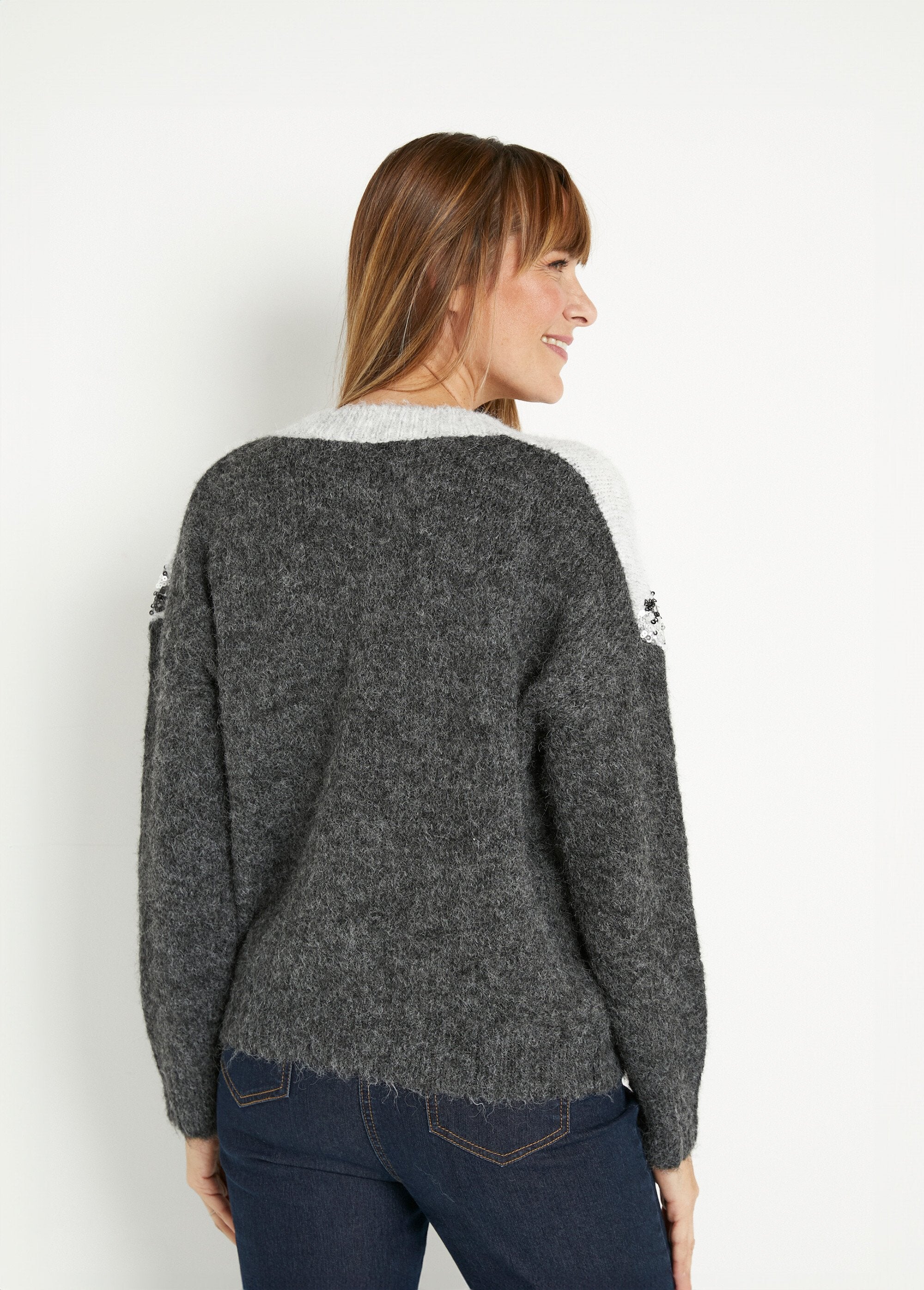 Warm_two-tone_V-neck_sweater_with_sequins_Gray_DO1_slim
