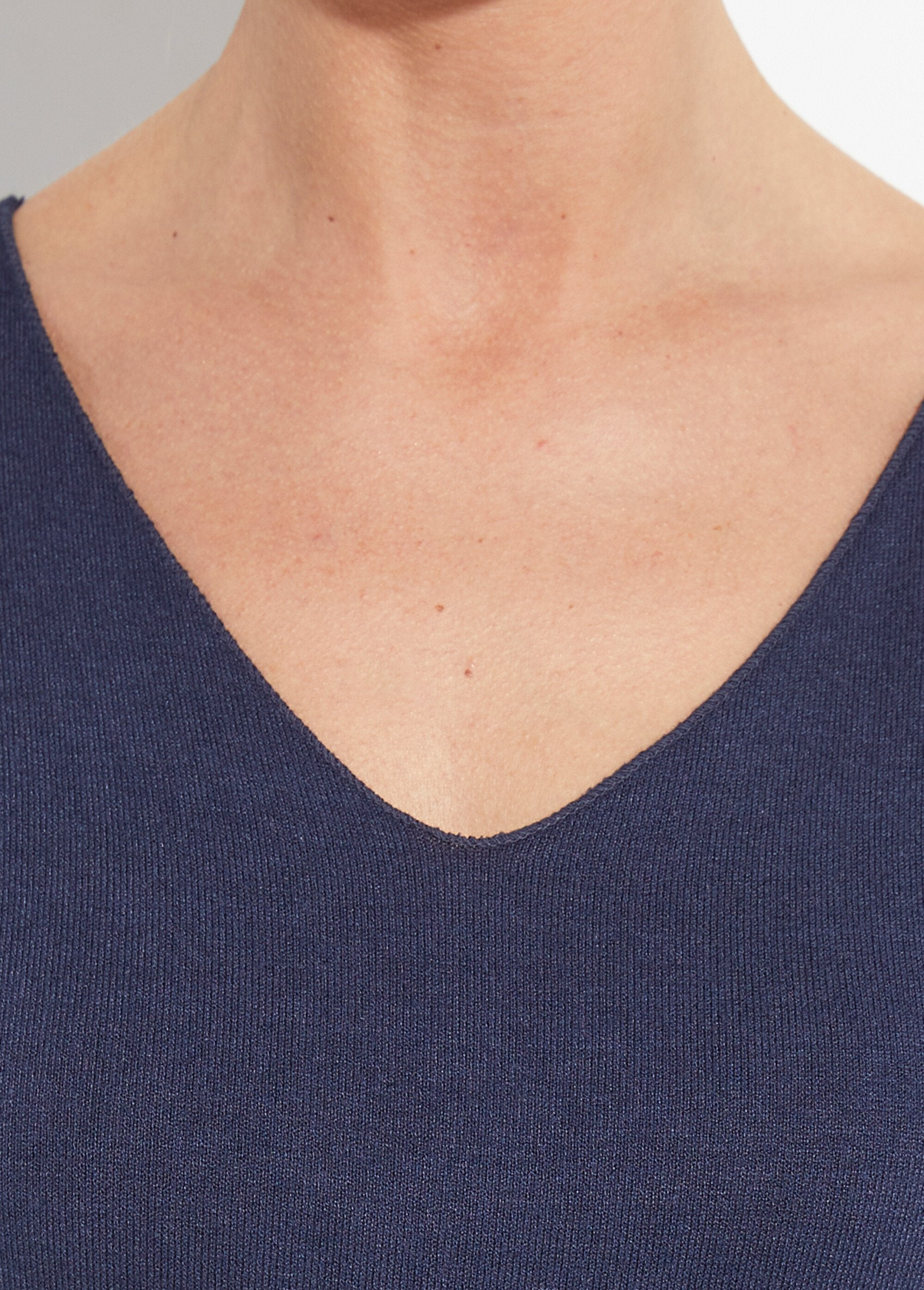 Pull_fin_avec_angora_et_laine,_col_V_Marine_DE2_slim