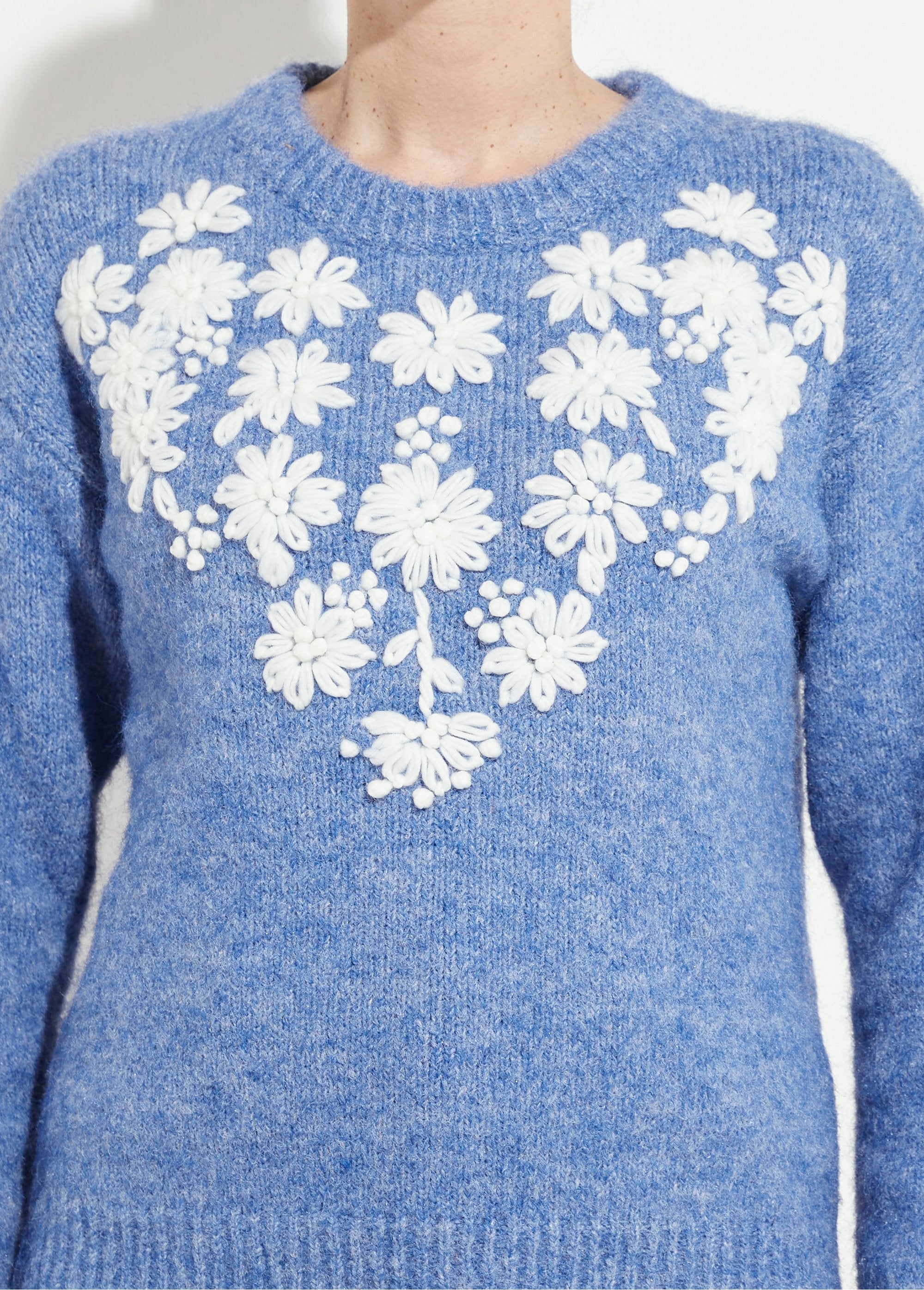 Soft_round_neck_sweater_with_embroidered_flowers_Blue_DE1_slim