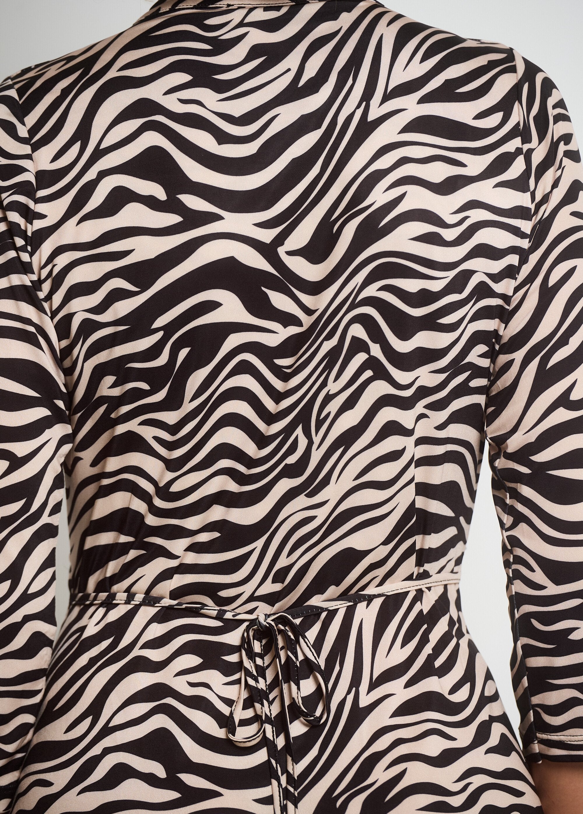 Animal_print_pleated_neckline_dress_Black_and_ecru_DE2_slim