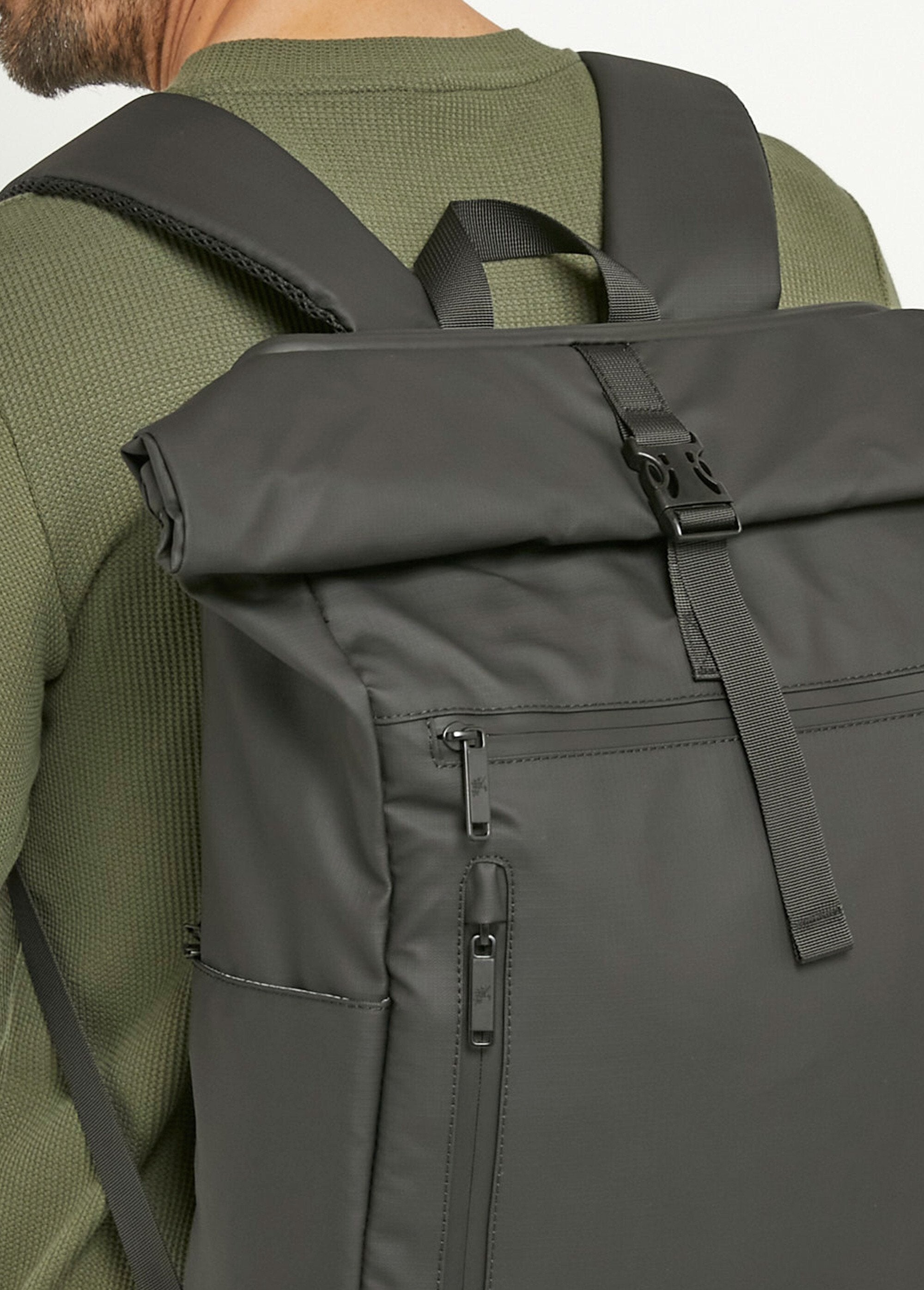 Multi-pocket_zipped_urban_backpack_Black_DE2_slim