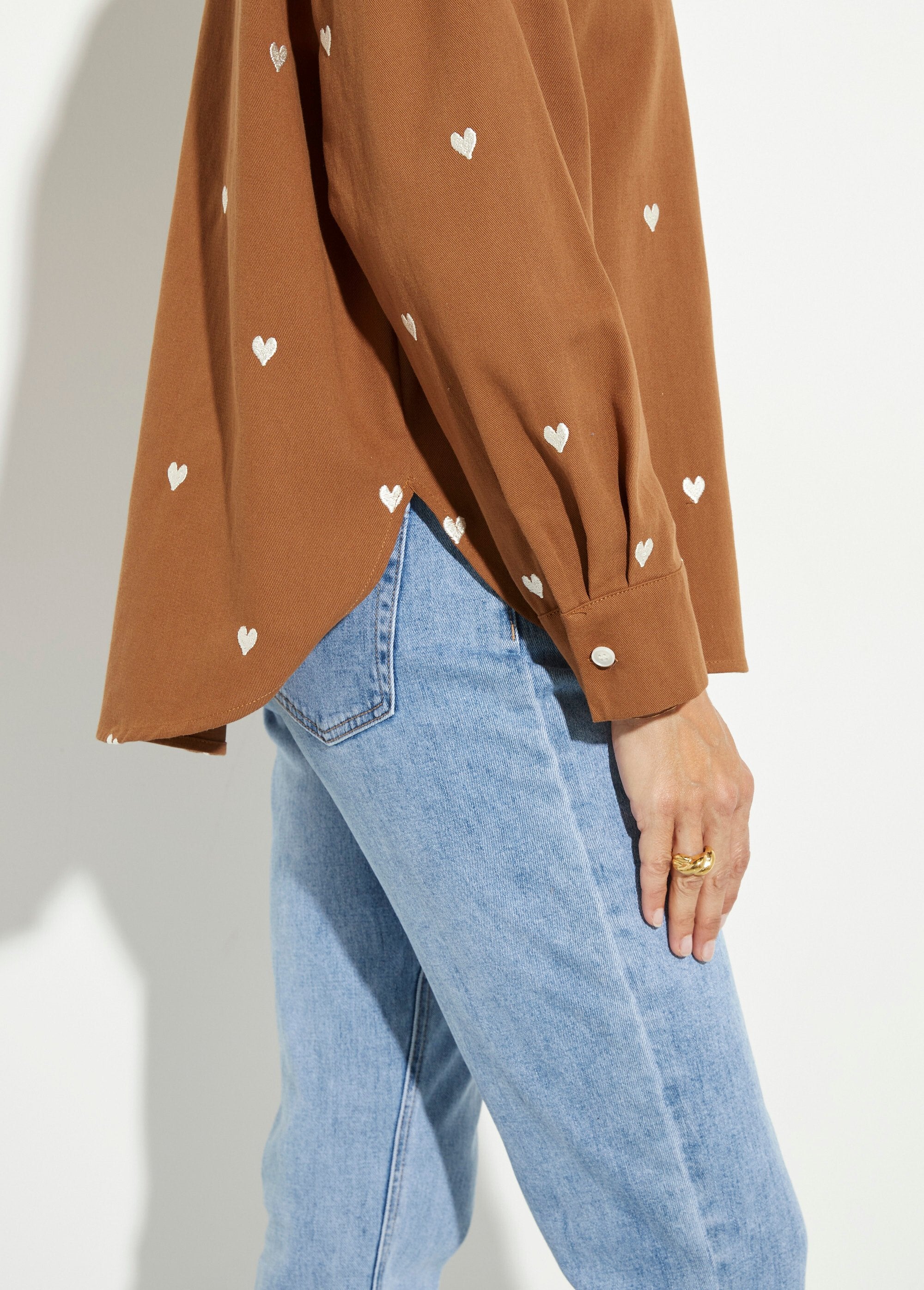 Twill_overshirt_with_embroidered_hearts_camel_DE1_slim