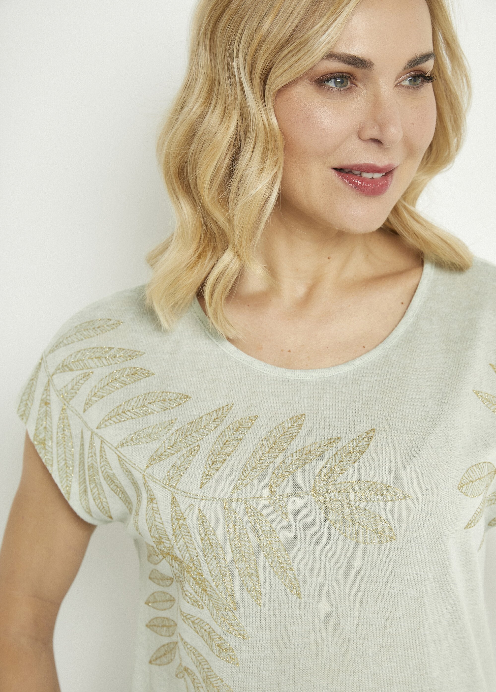 Round_neck_t-shirt_with_slub_knit_and_gold_pattern_Sage_DE1_slim