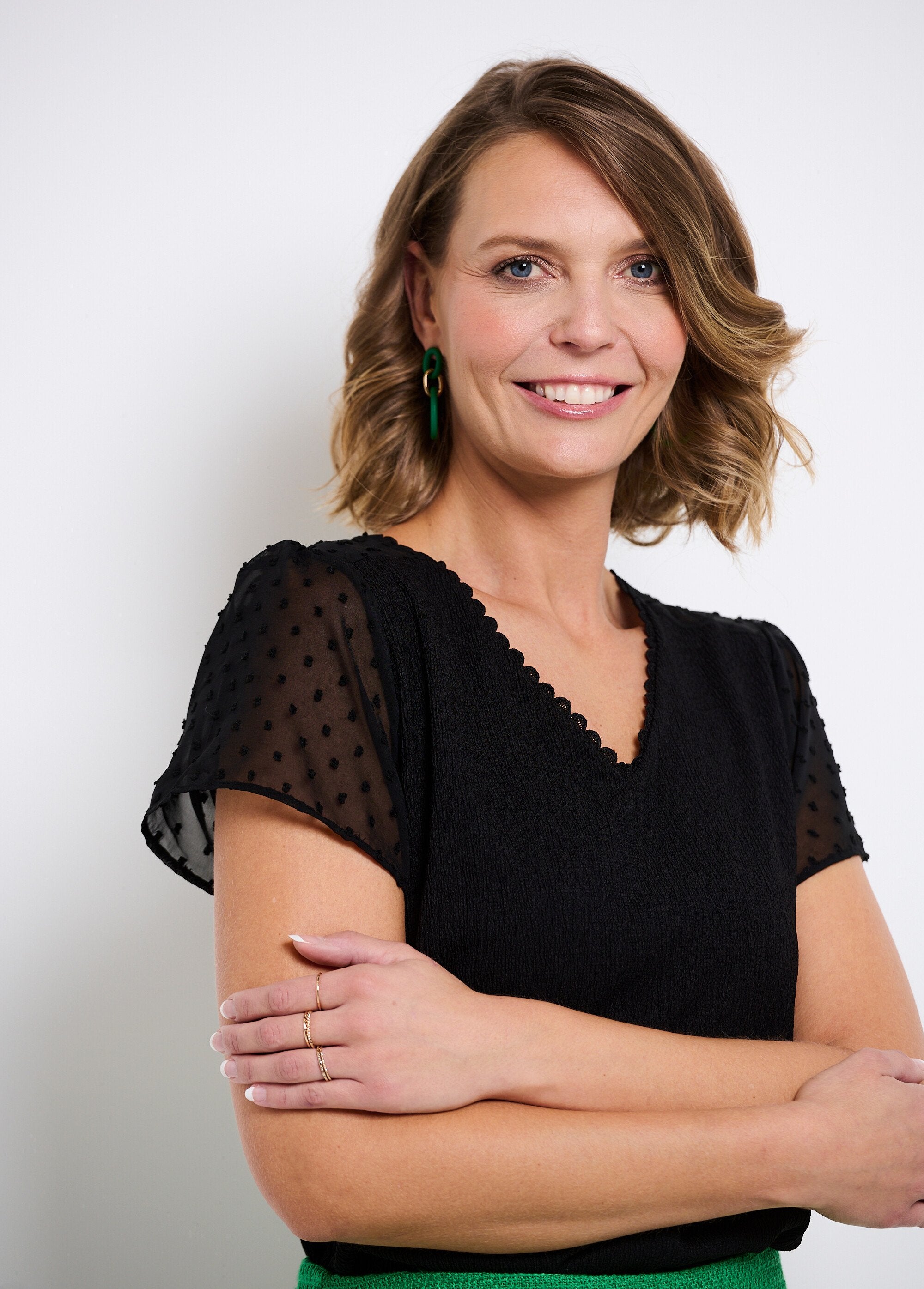 Short-sleeved_V-neck_polka_dot_t-shirt_Black_DE1_slim