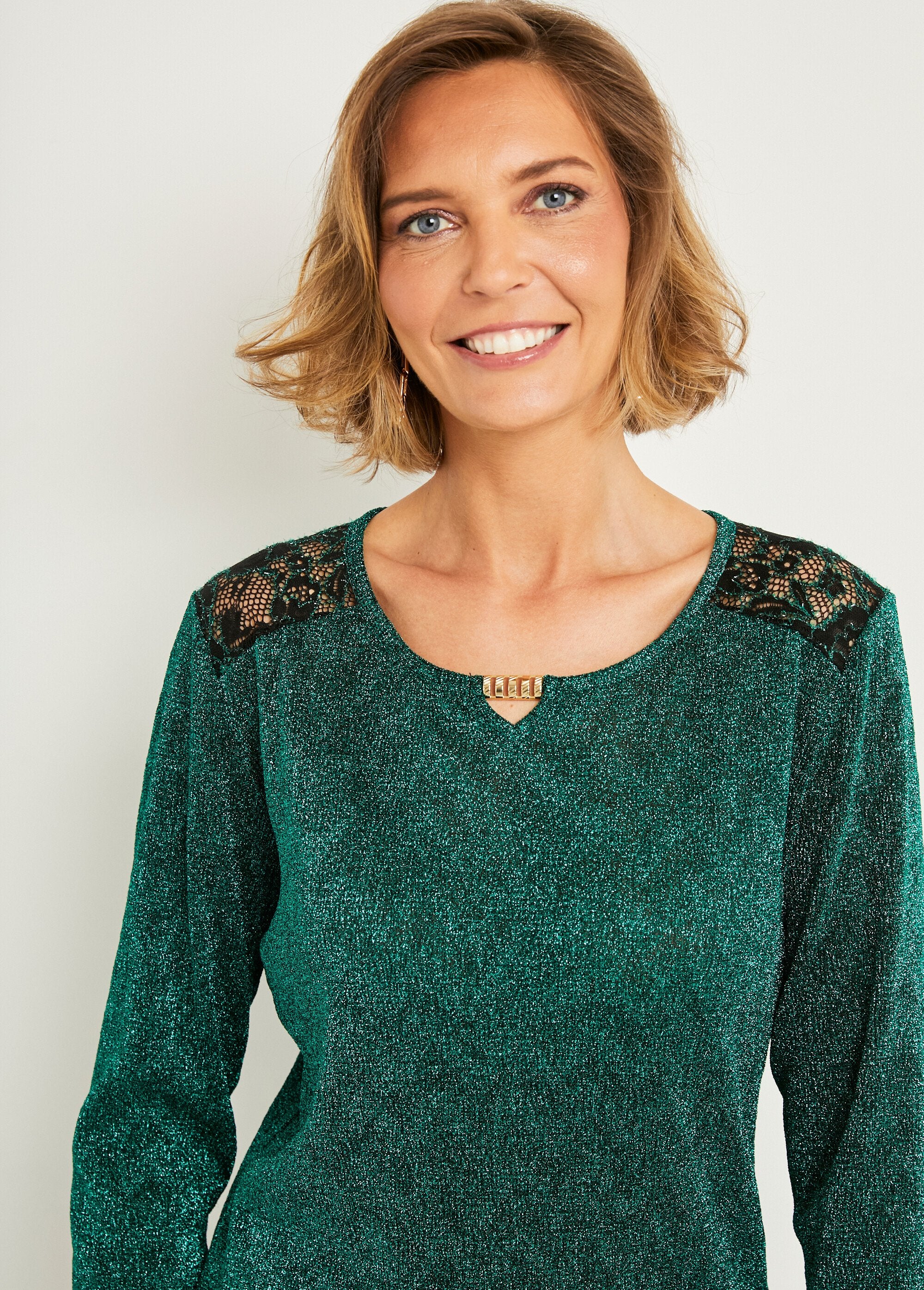 Plain_lace_short_t-shirt_with_round_neck_and_jewel_Green_DE1_slim