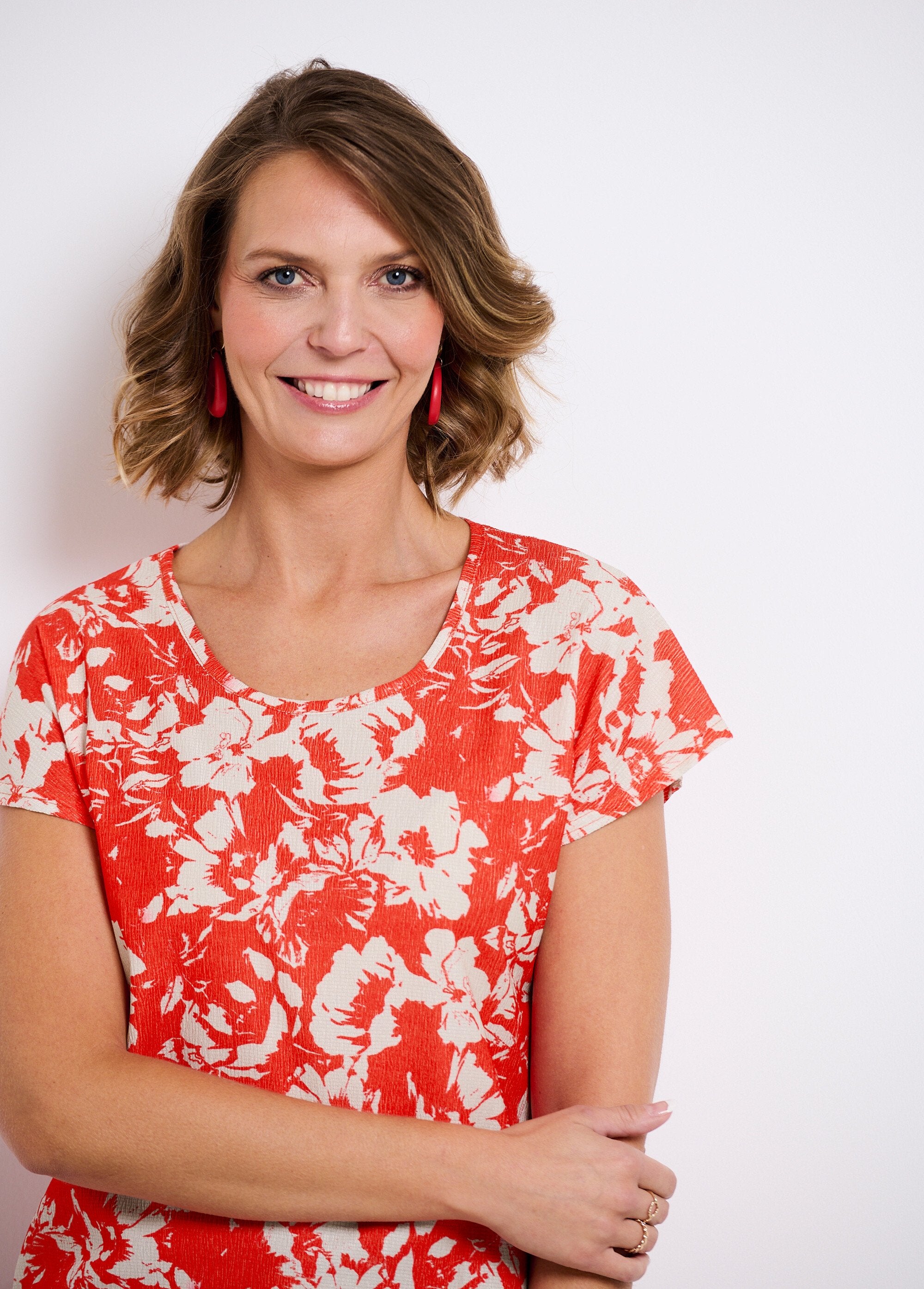 Plain_or_floral_print_short-sleeved_T-shirt_Red_and_beige_DE1_slim