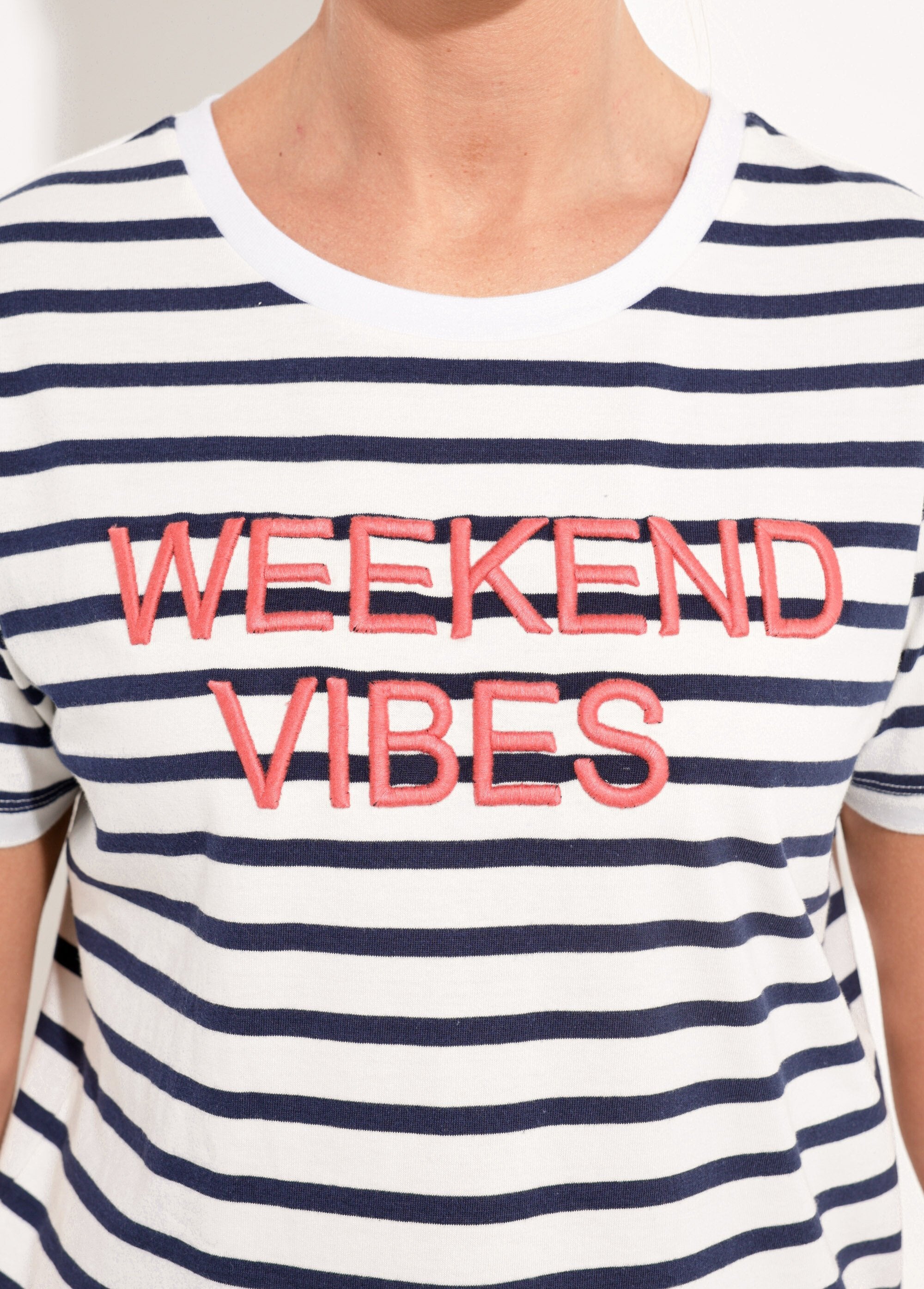 Short-sleeved_embroidered_T-shirt_White_and_navy_DE1_slim