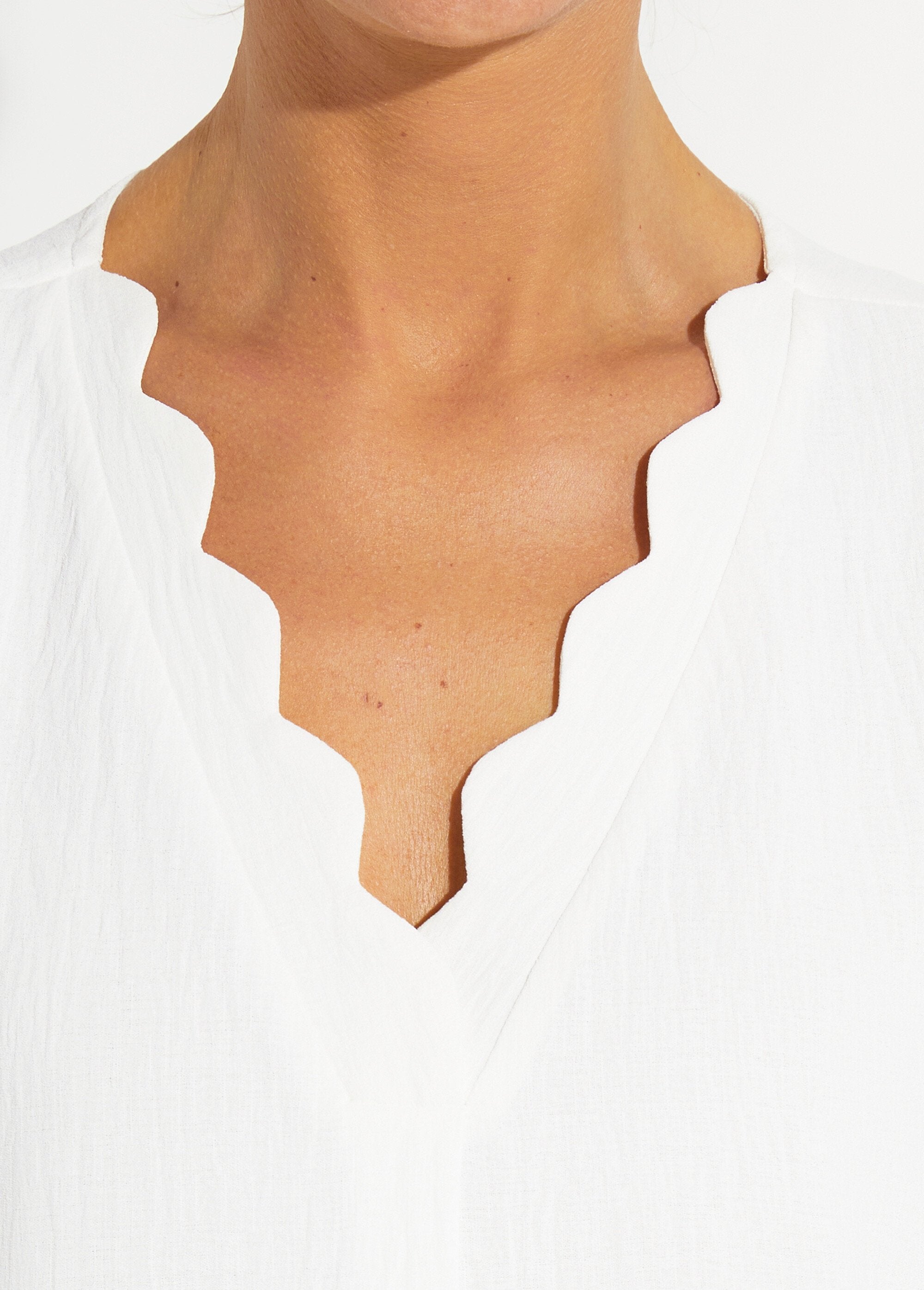 Short-sleeved_top_with_scalloped_V-neck_White_DE2_slim