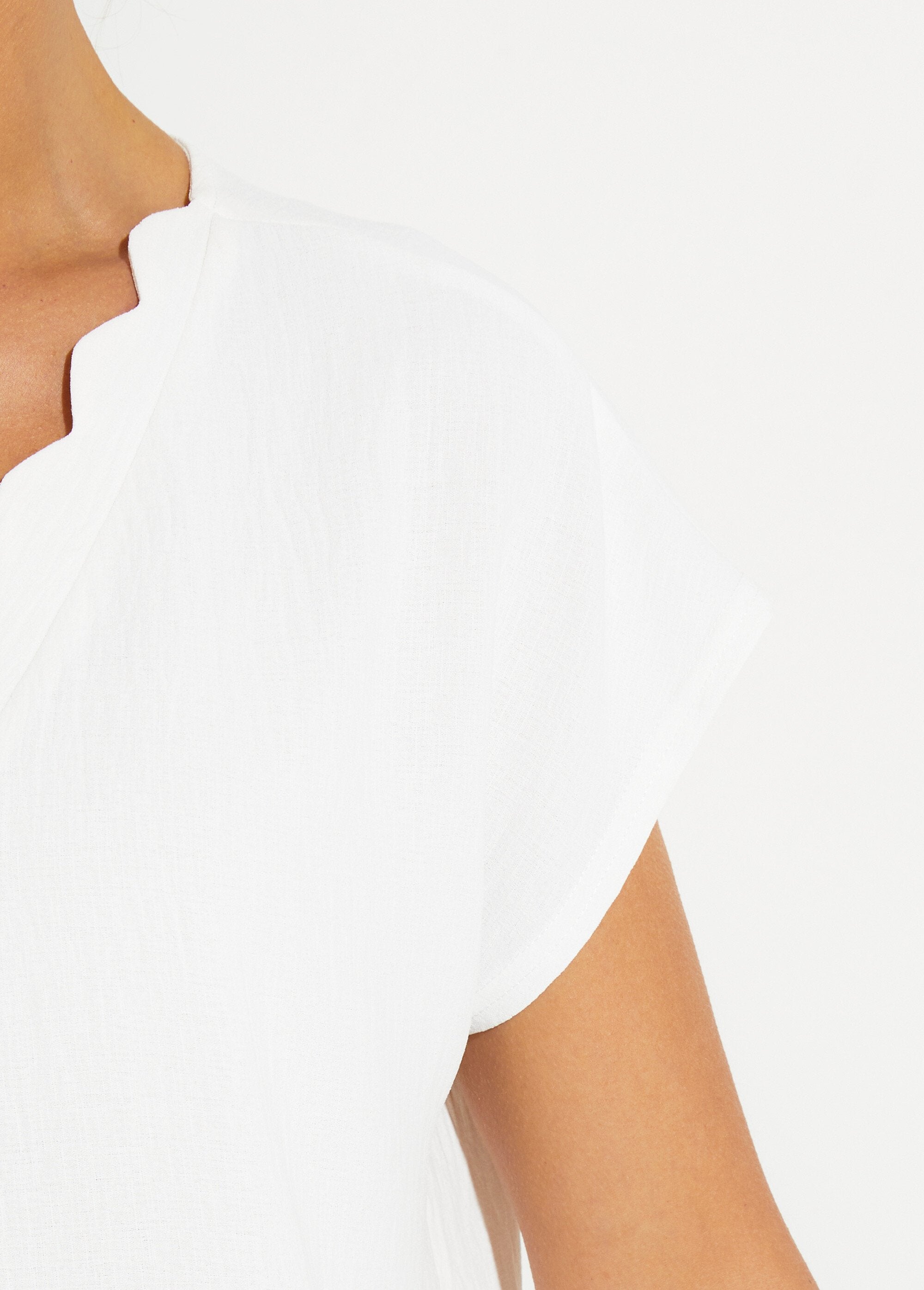 Short-sleeved_top_with_scalloped_V-neck_White_DE3_slim