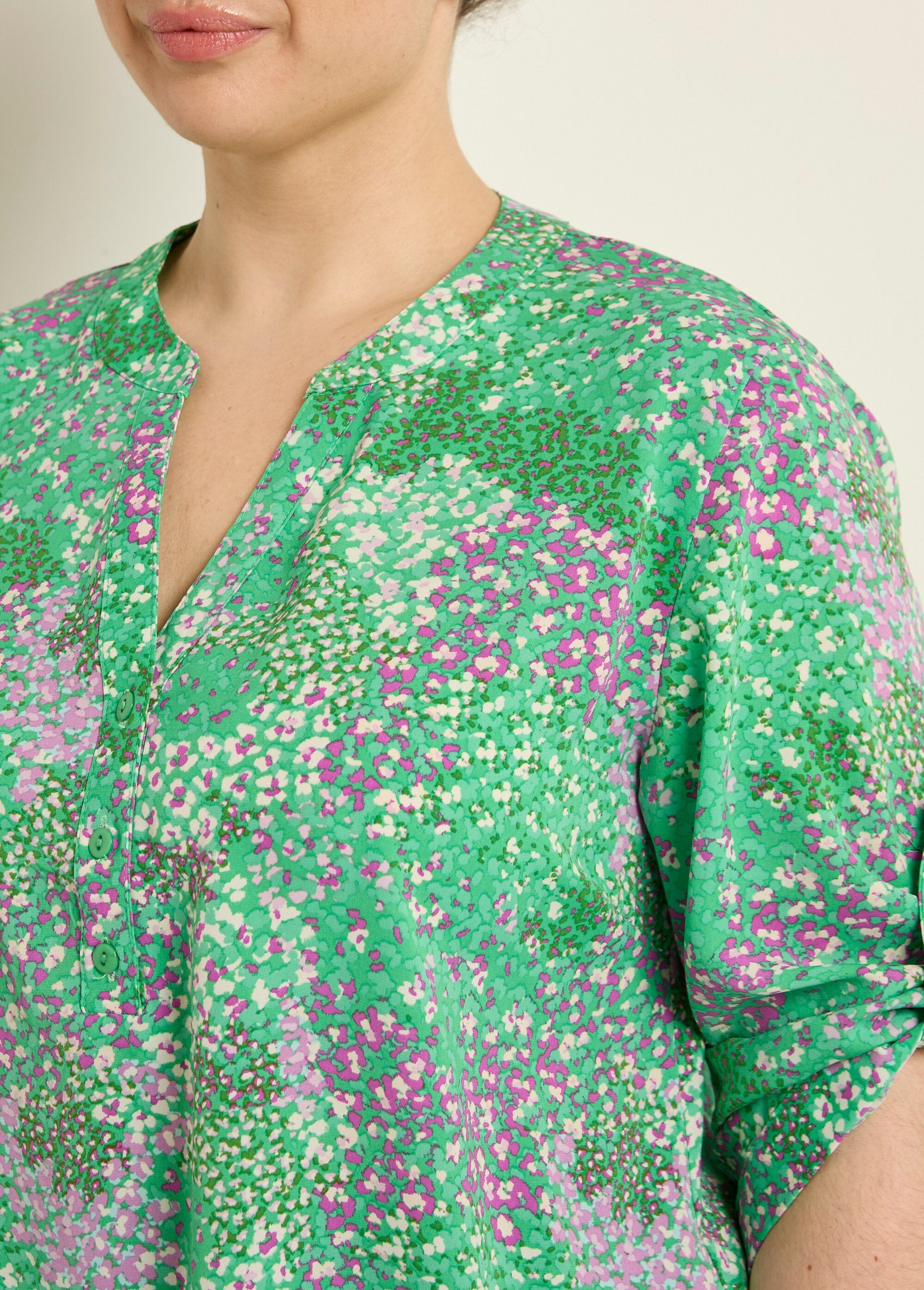 Long-sleeved_floral_V-neck_tunic_Green_prints_DE1_curvy