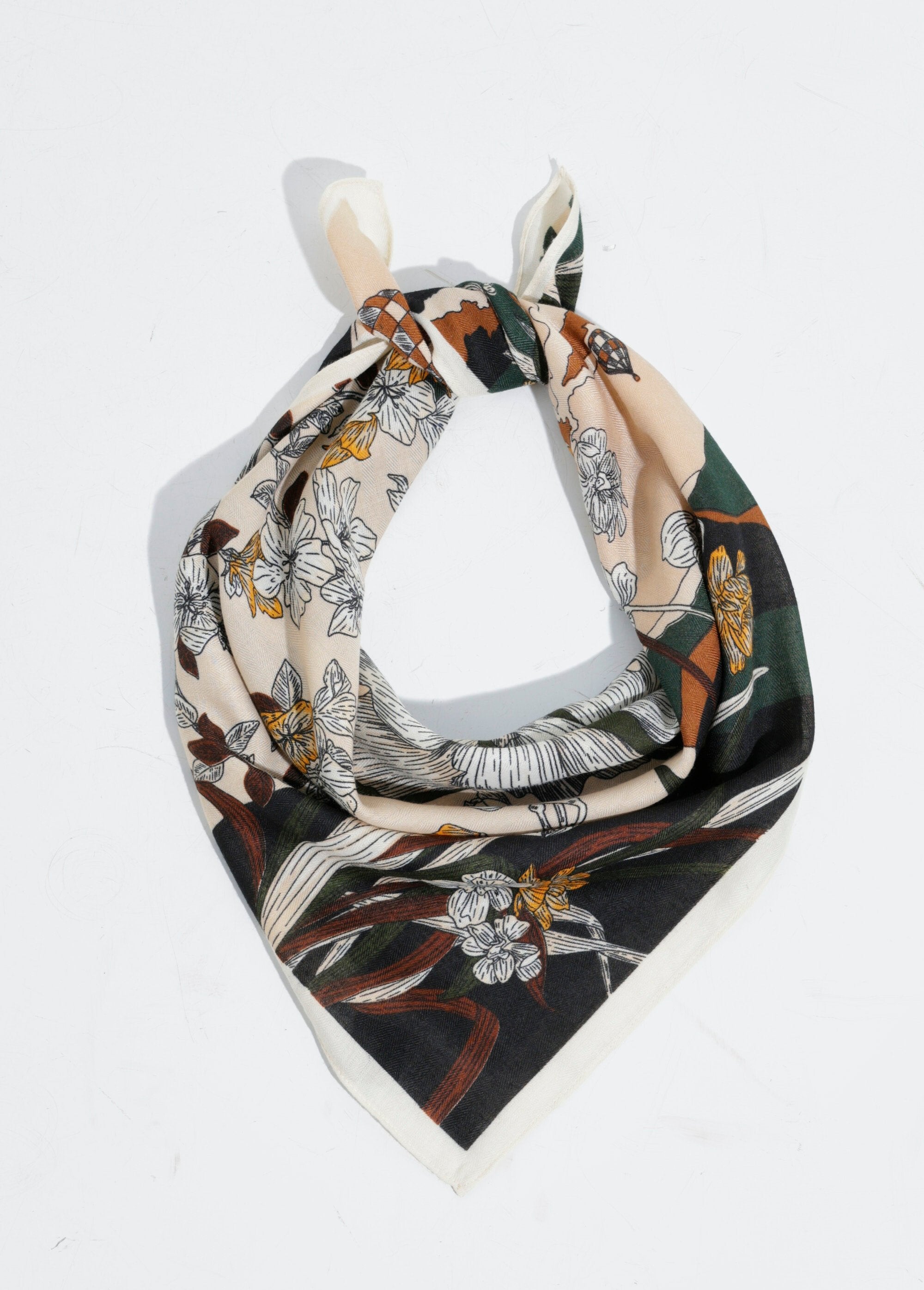 Square_scarf,_Osaka_flower_design_Beige_et_marron_FA1_slim
