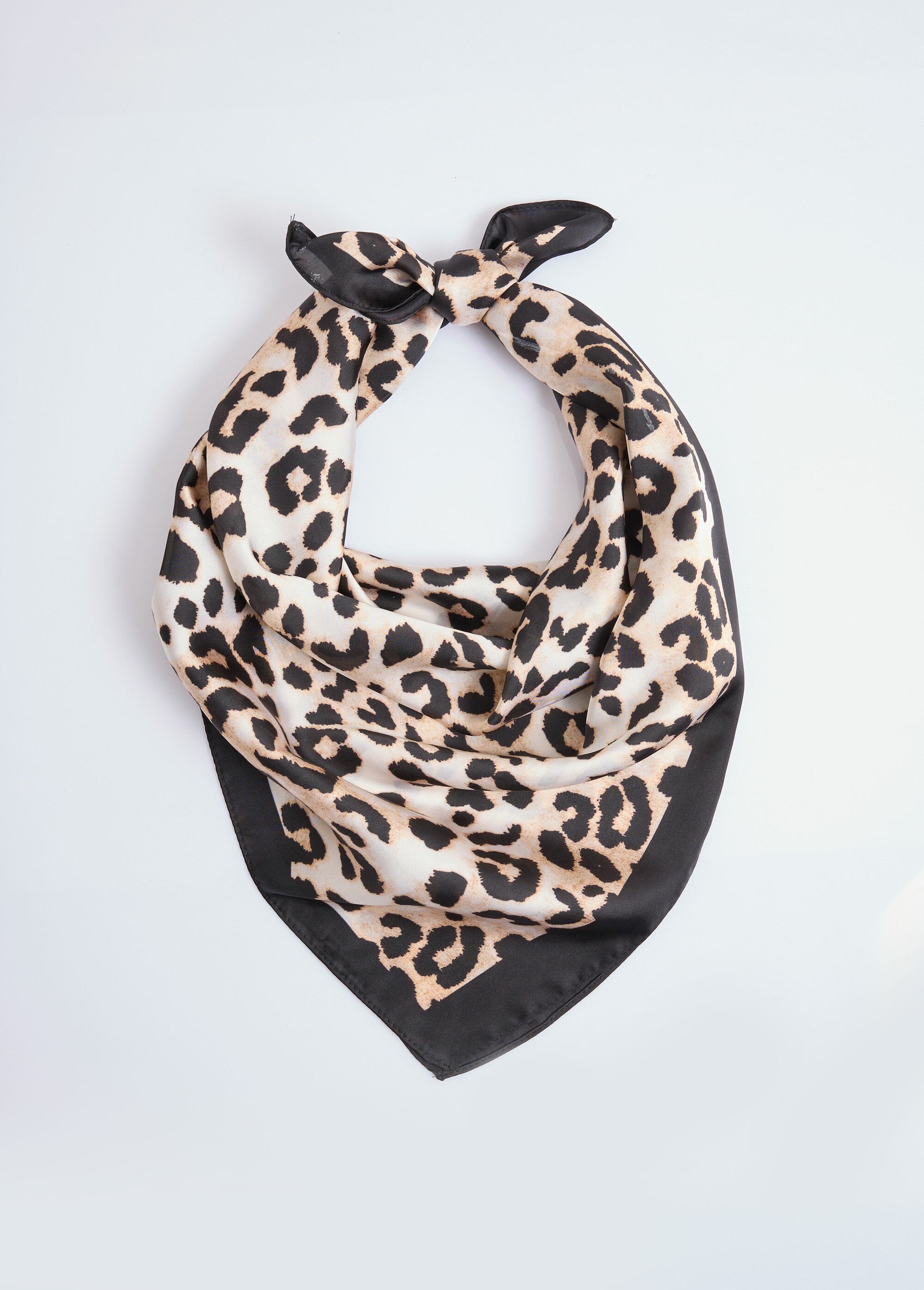 Square_satin_scarf,_leopard_print_Leopard_FA1_slim