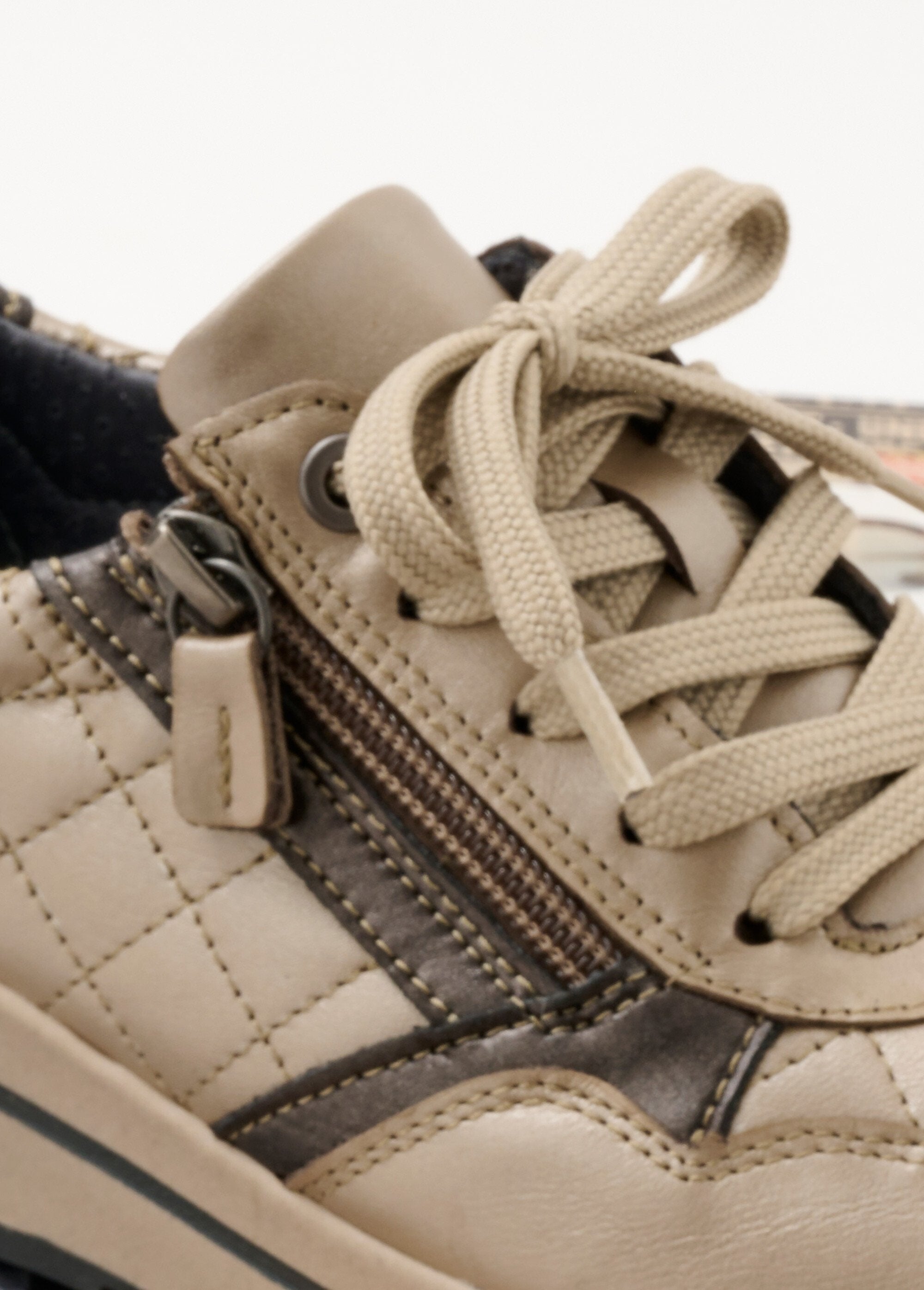 Comfort_wide_zipped_leather_sneakers_Iridescent_beige_DE1_slim