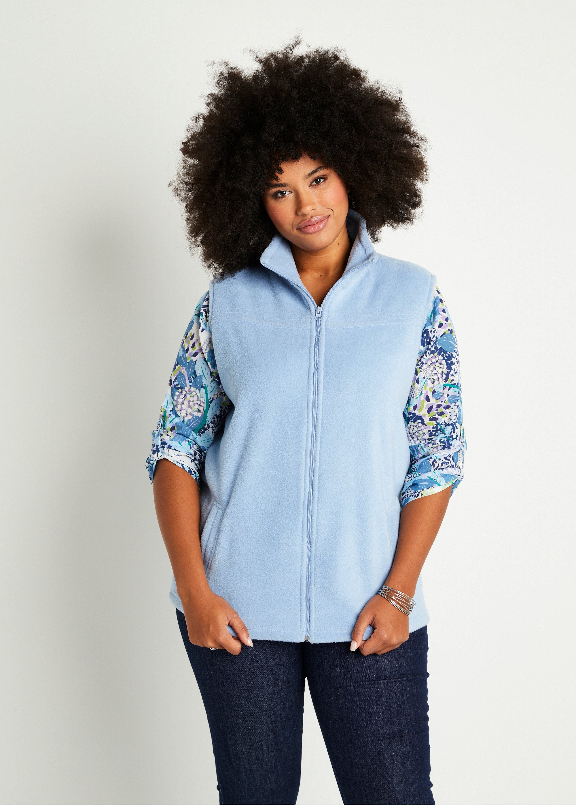 Zipped_sleeveless_fleece_jacket_Sky_blue_FA1_curvy