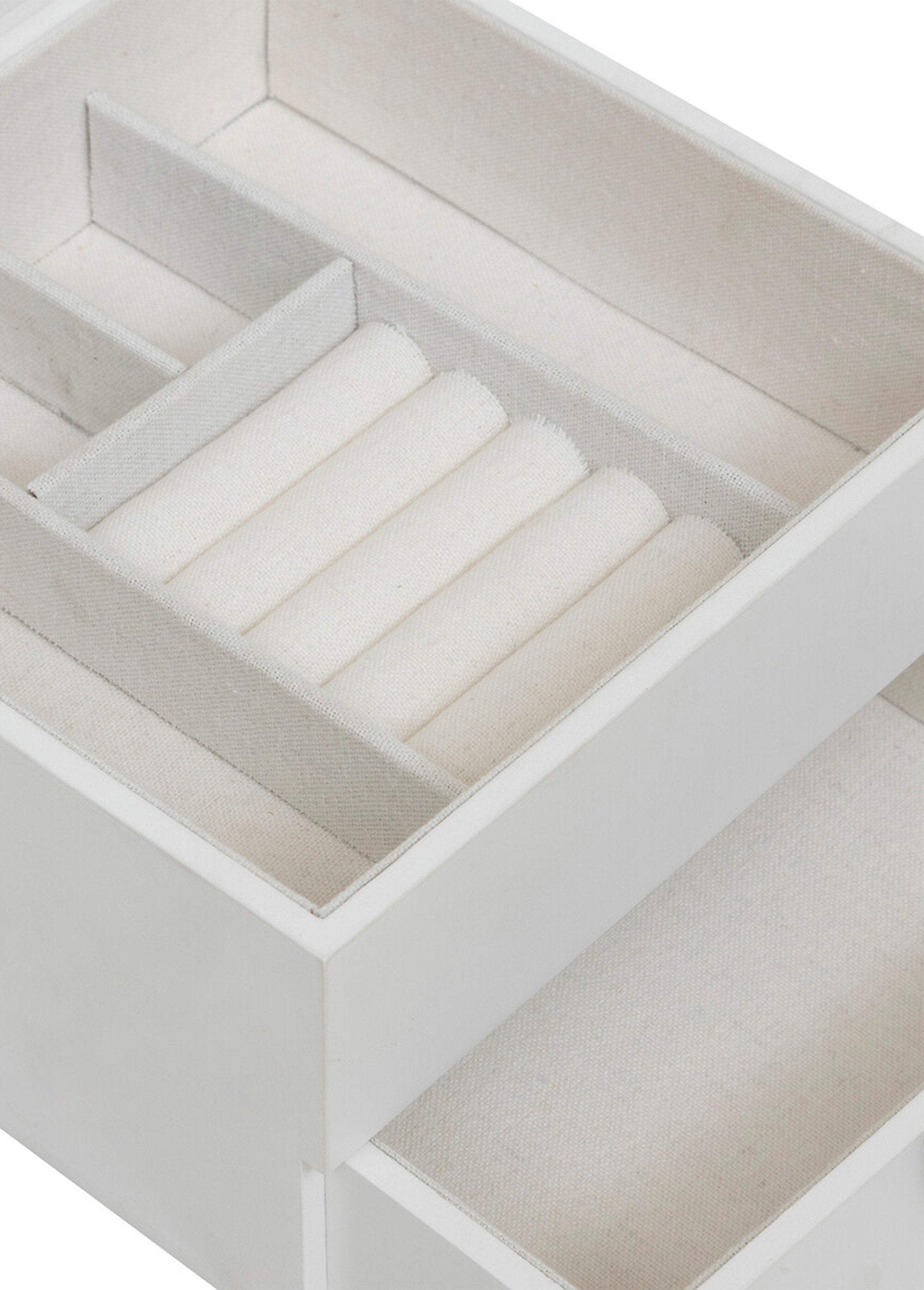 Glass-fronted_jewelry_box_made_of_wood_and_metal_White_DE2_slim