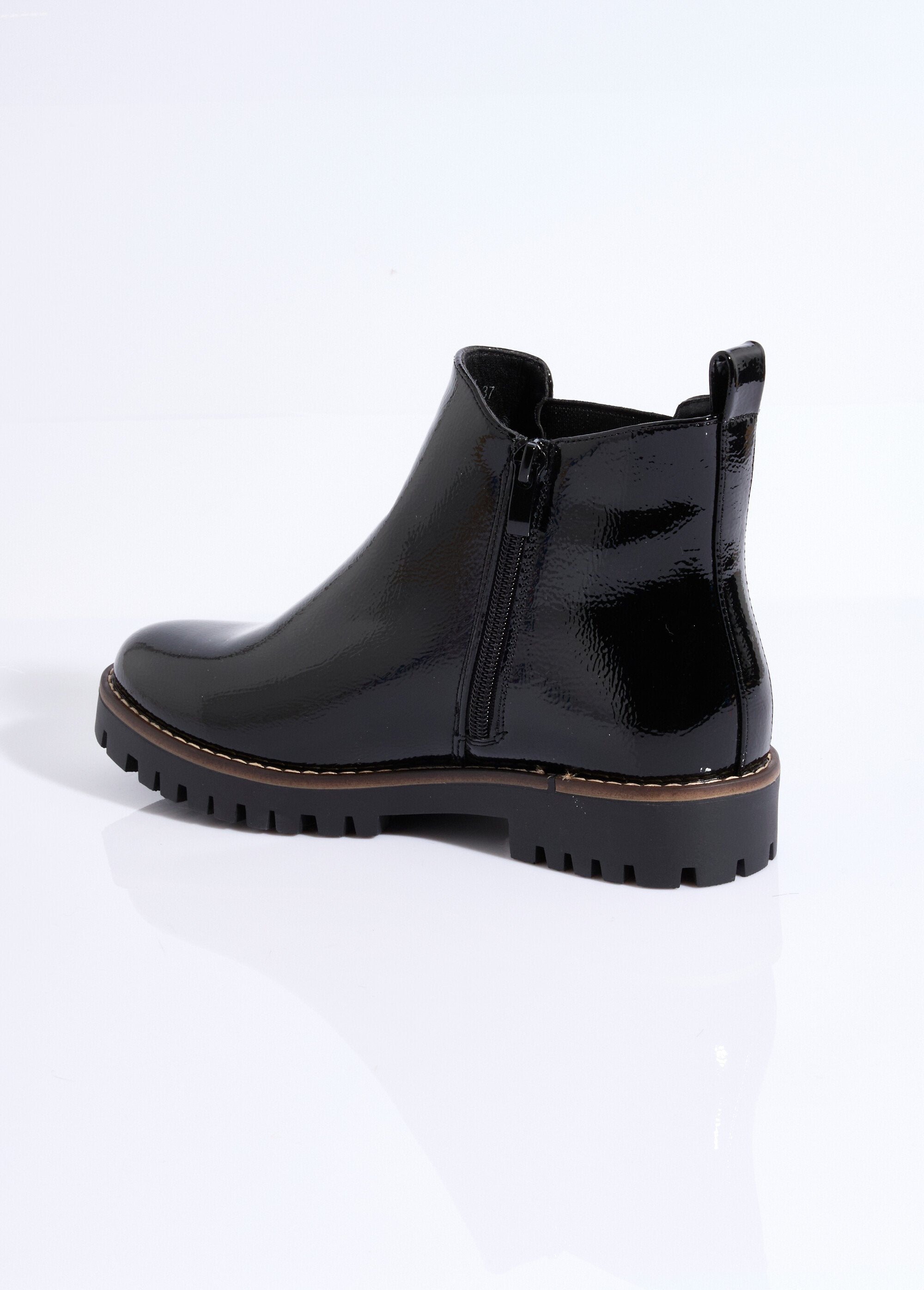 Fancy_Chelsea_boots_with_notched_sole_Black_DO1_slim