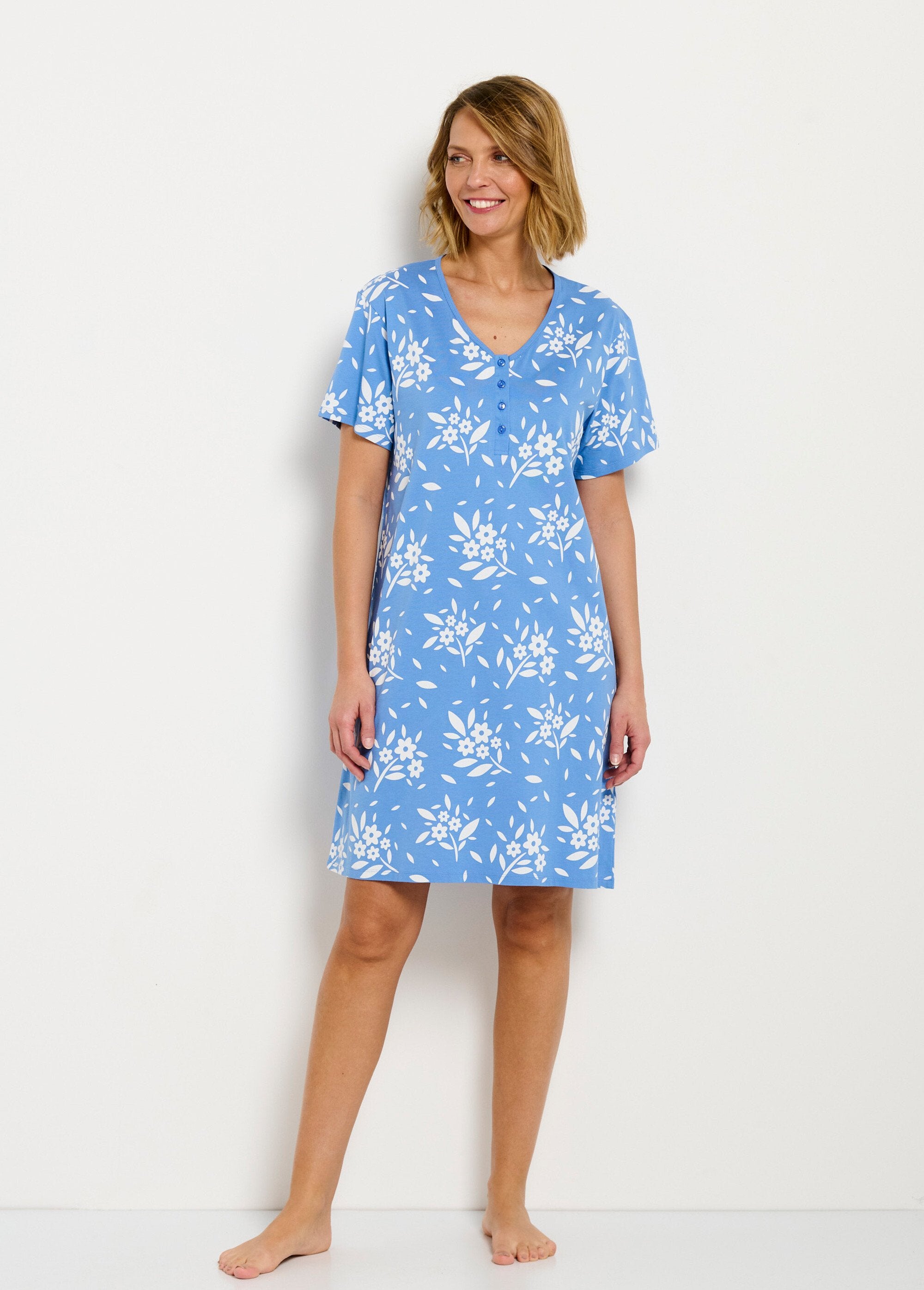 Short_nightgown_with_buttoned_V-neck_and_cotton_Blue_FA1_slim