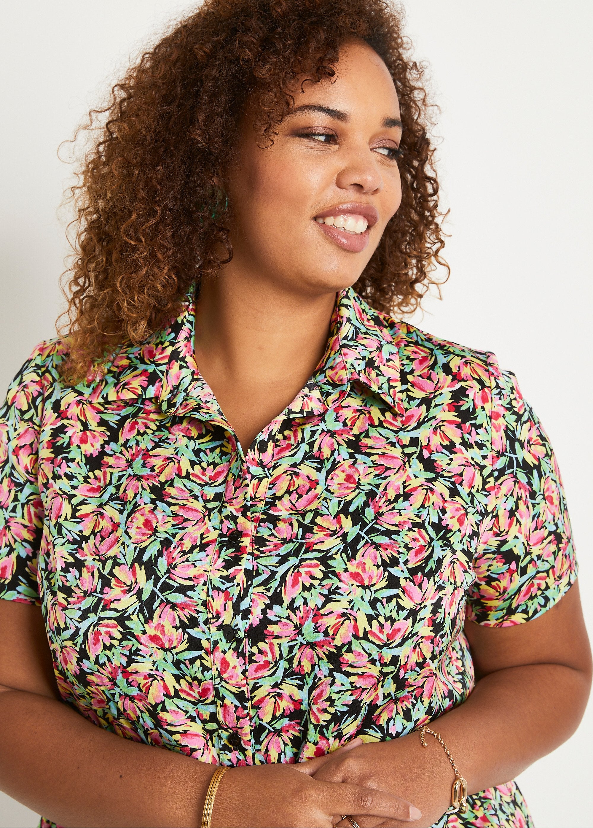 Short-sleeved_floral_satin_blouse_Green_and_pink_DE1_curvy