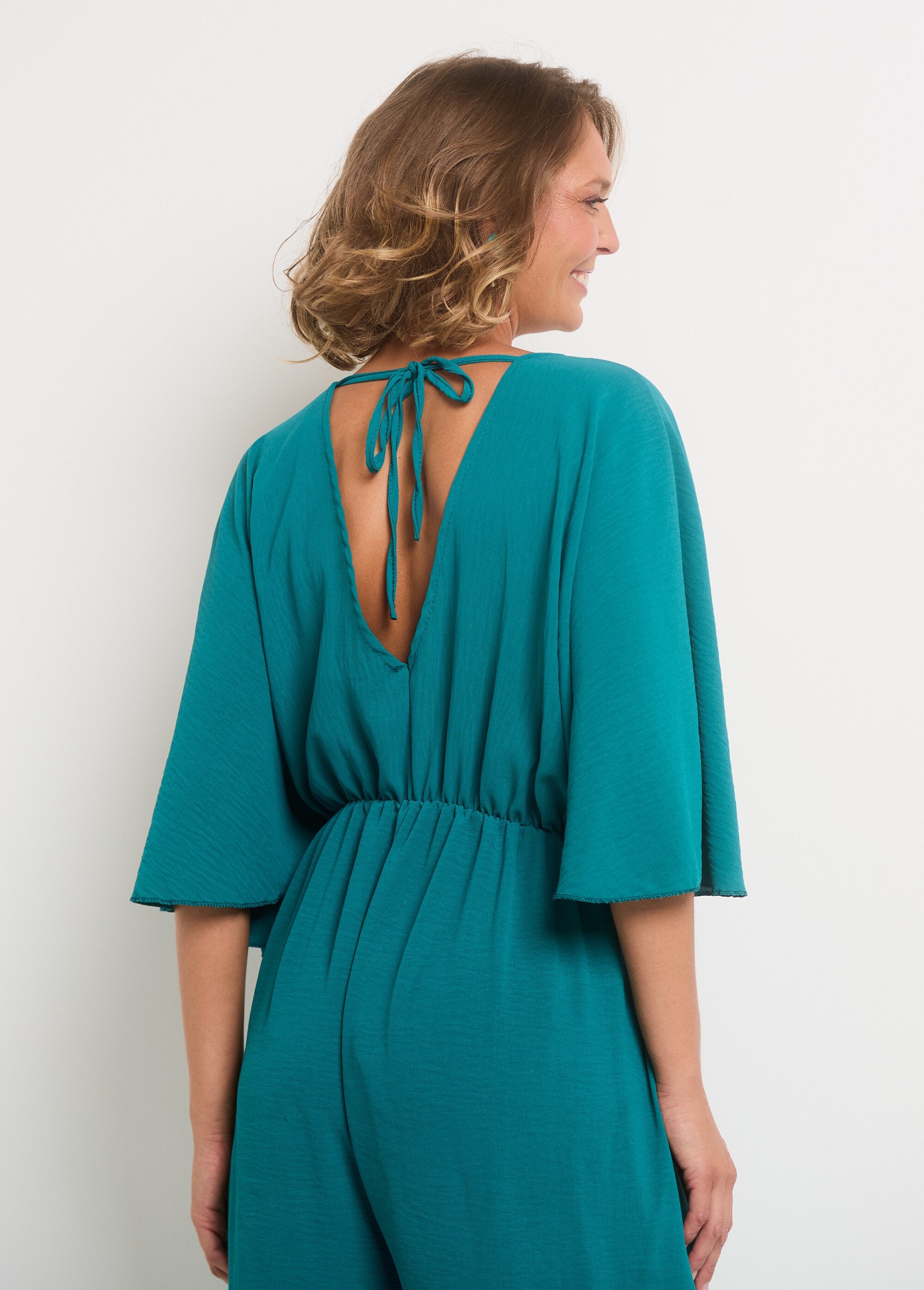 Fluid_V-neck_jumpsuit_with_tie_back_Emerald_DE1_slim