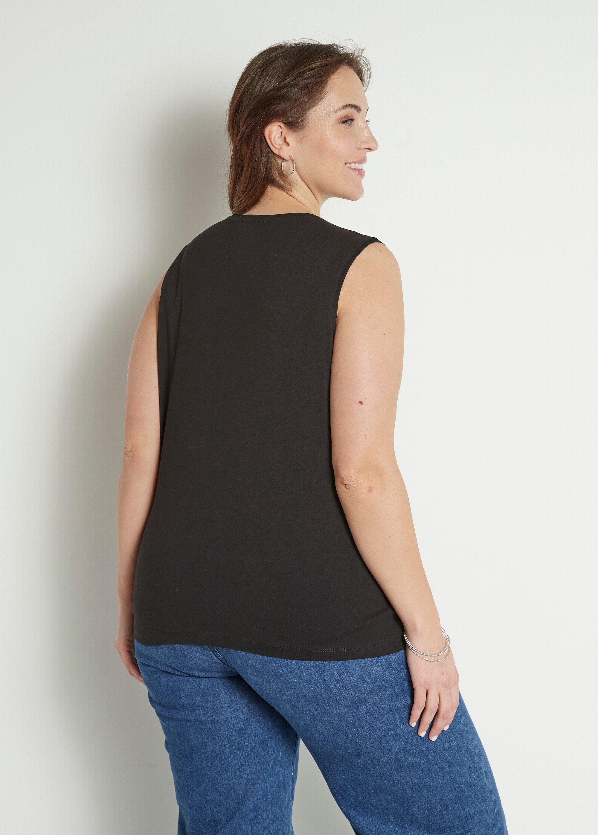 Short_plain_tank_top_embroidered_with_sequins_Black_DO1_curvy