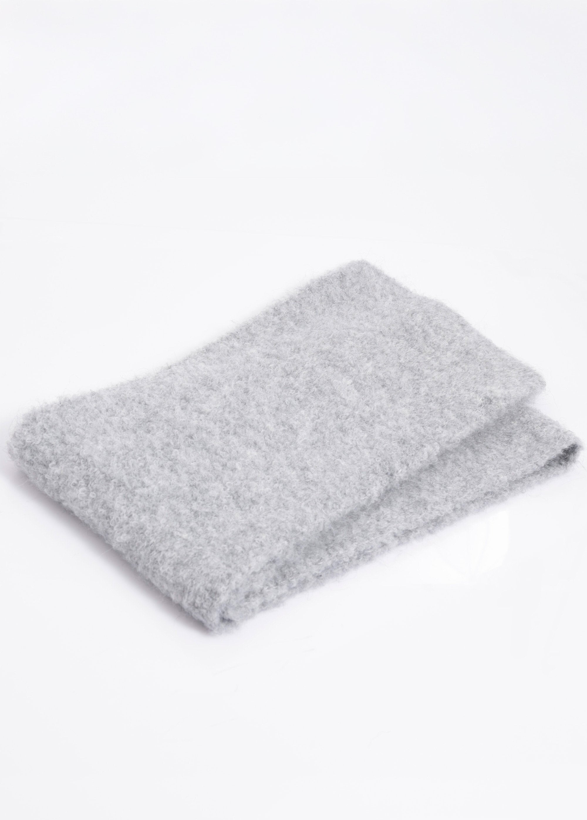 Warm,_fluffy_knit_scarf_Gray_DE1_slim