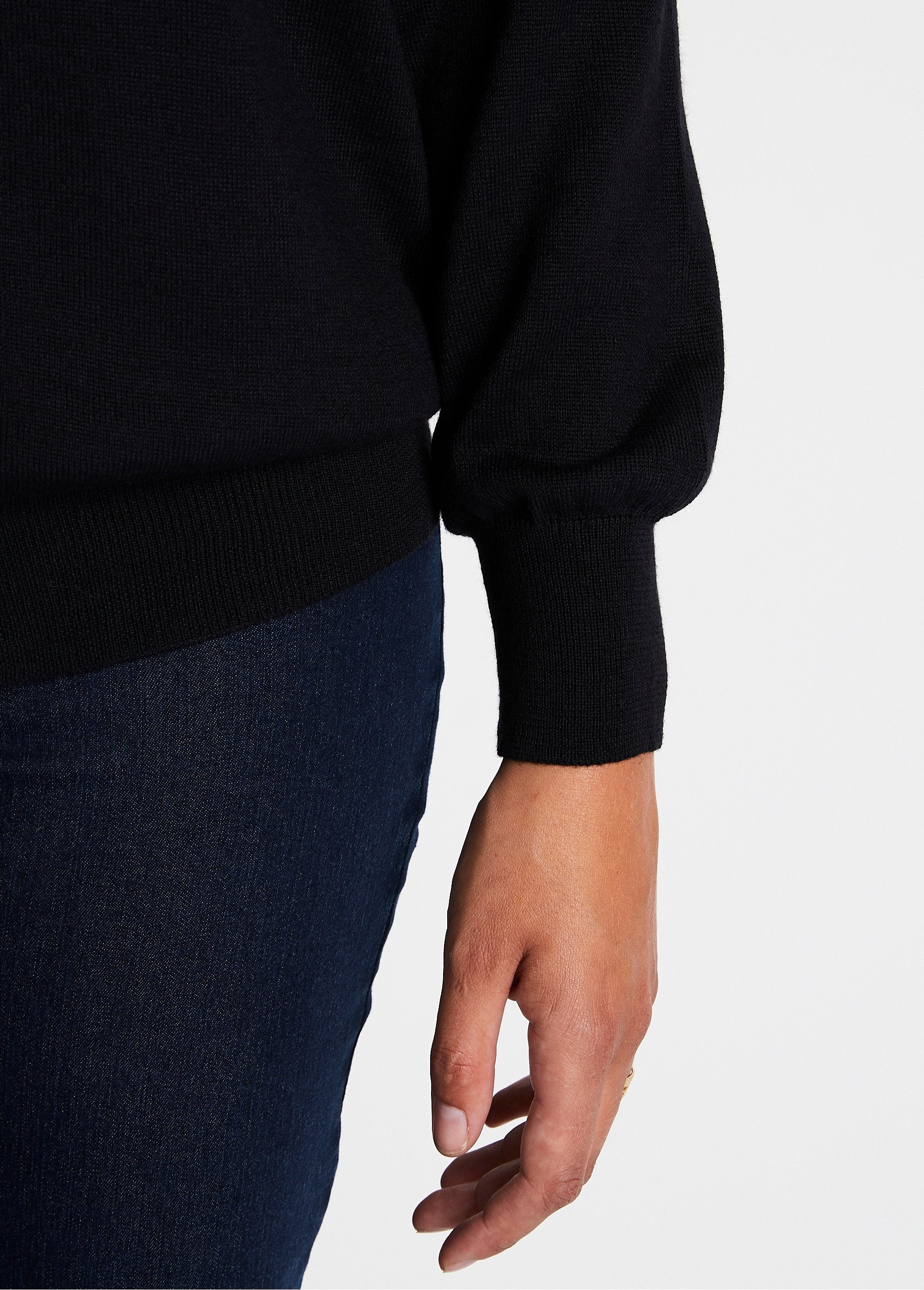 Buttoned_V-neck_cardigan_with_merino_wool_Black_DE2_slim