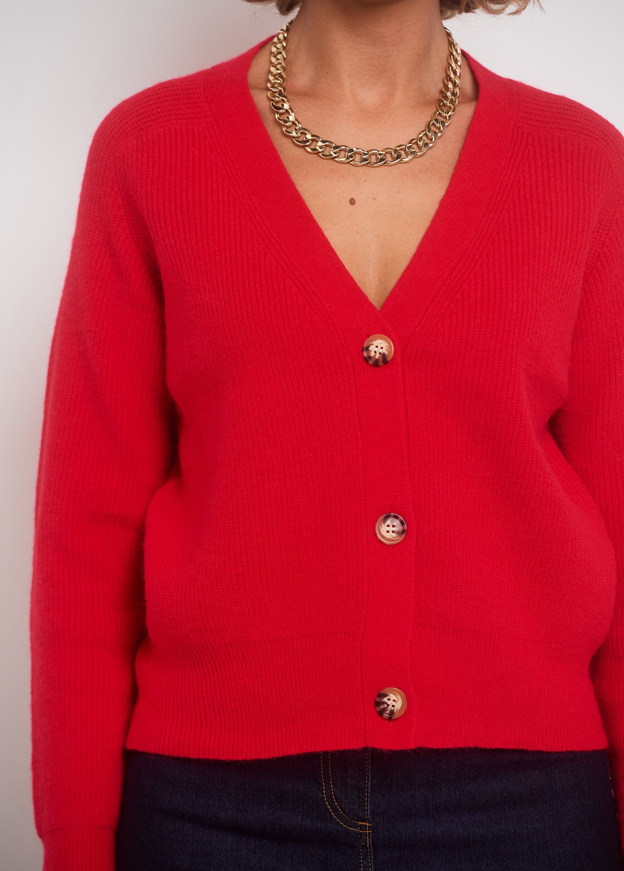 Short_V-neck_cardigan_with_contrasting_buttons_Red_DE1_slim