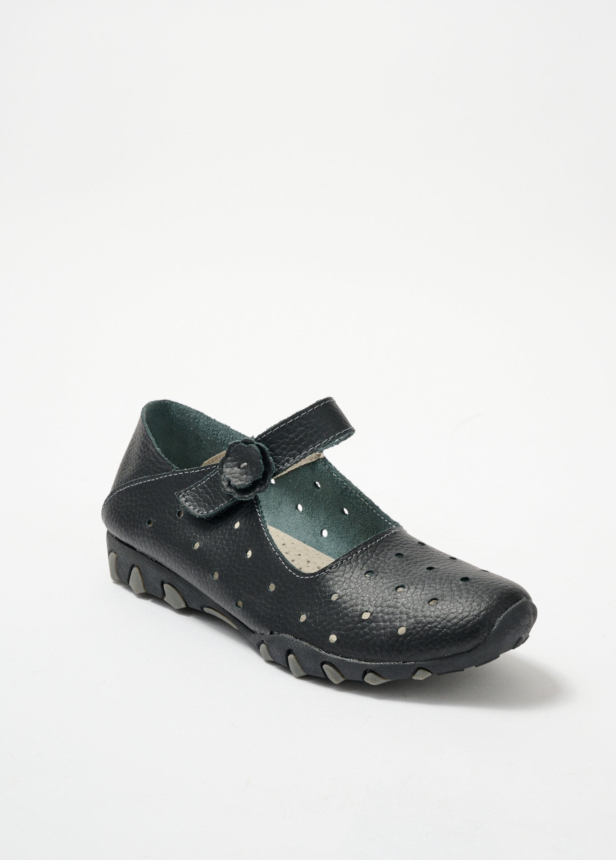 Perforated_ballerina_Black_FA1_slim