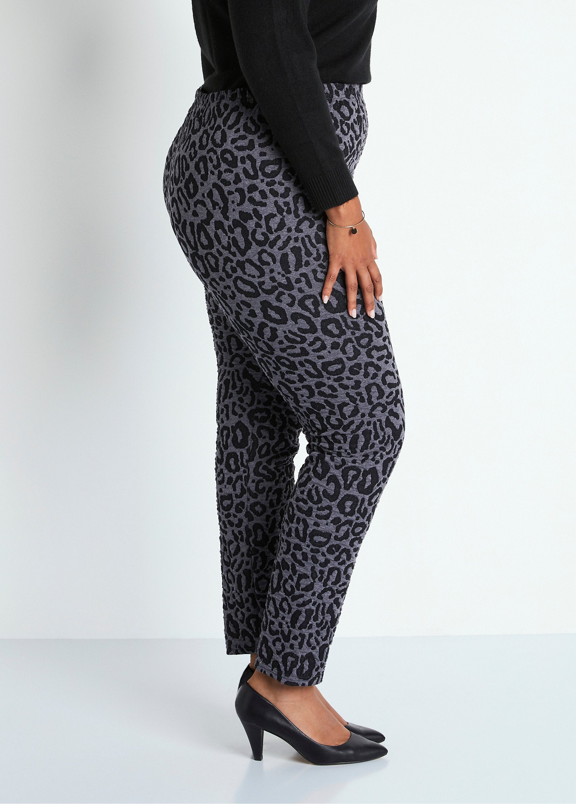 Jacquard_knit_elasticated_waist_leggings_Leopard_gray_DR1_curvy