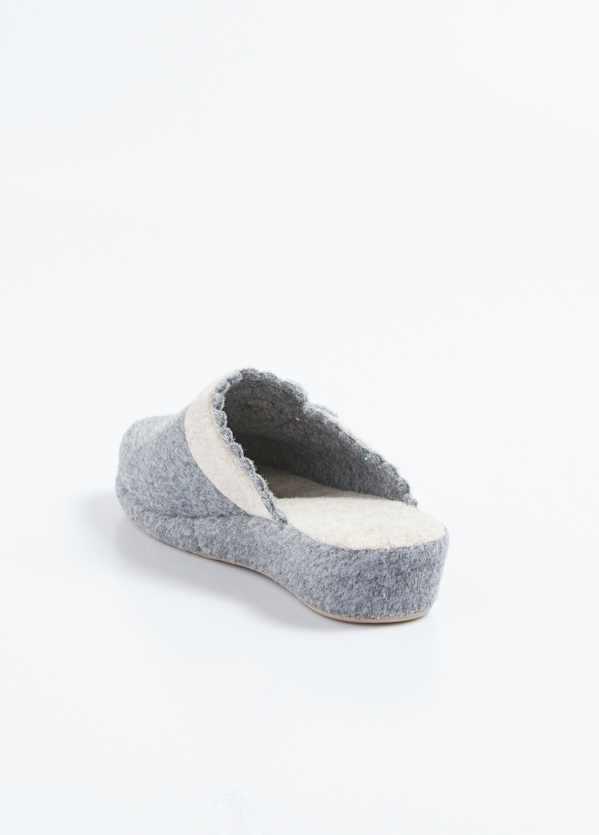 Felt_mule_with_floral_application_Gray_DO1_slim