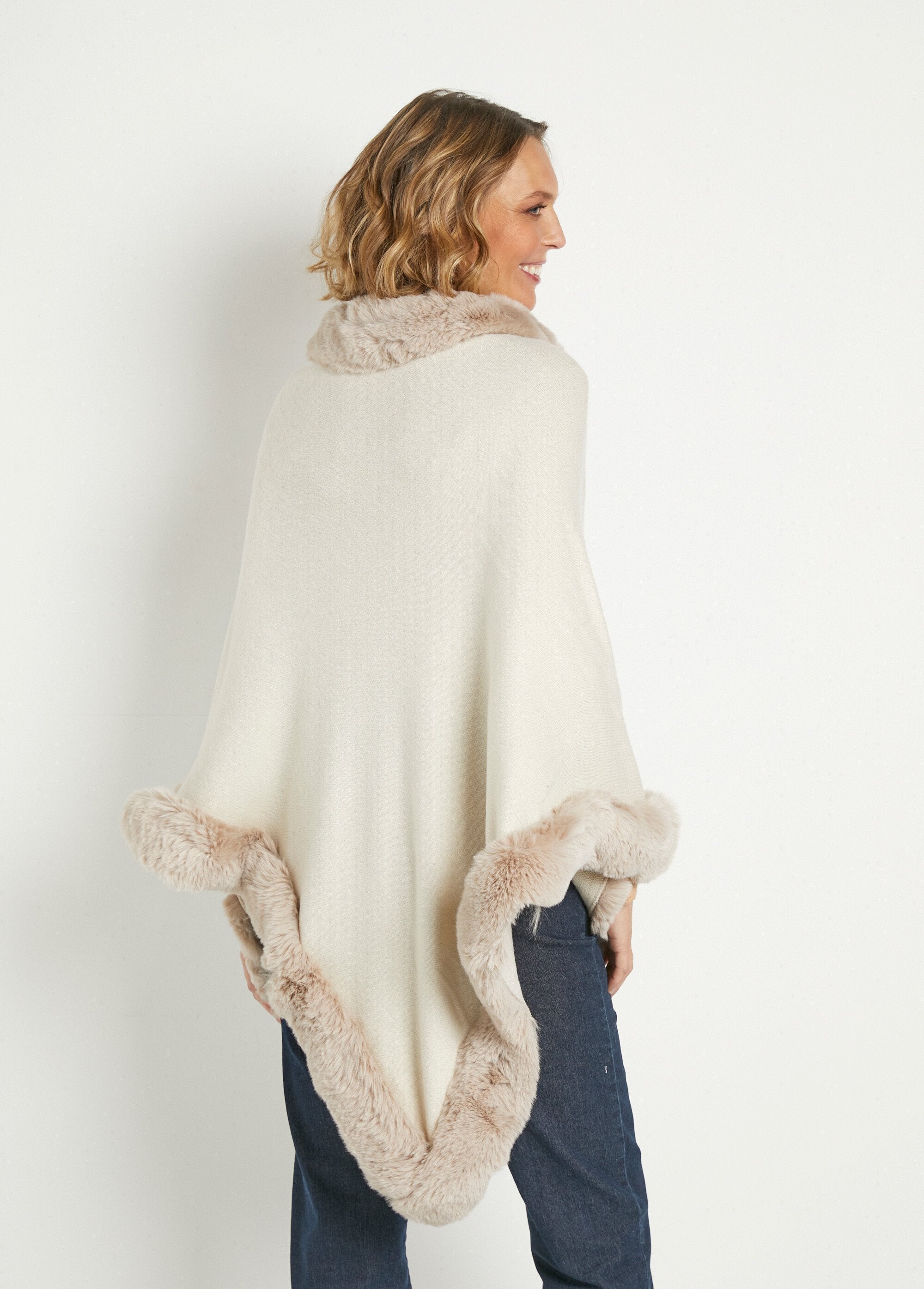 Knitted_poncho_with_fur_edge_Beige_DO1_slim