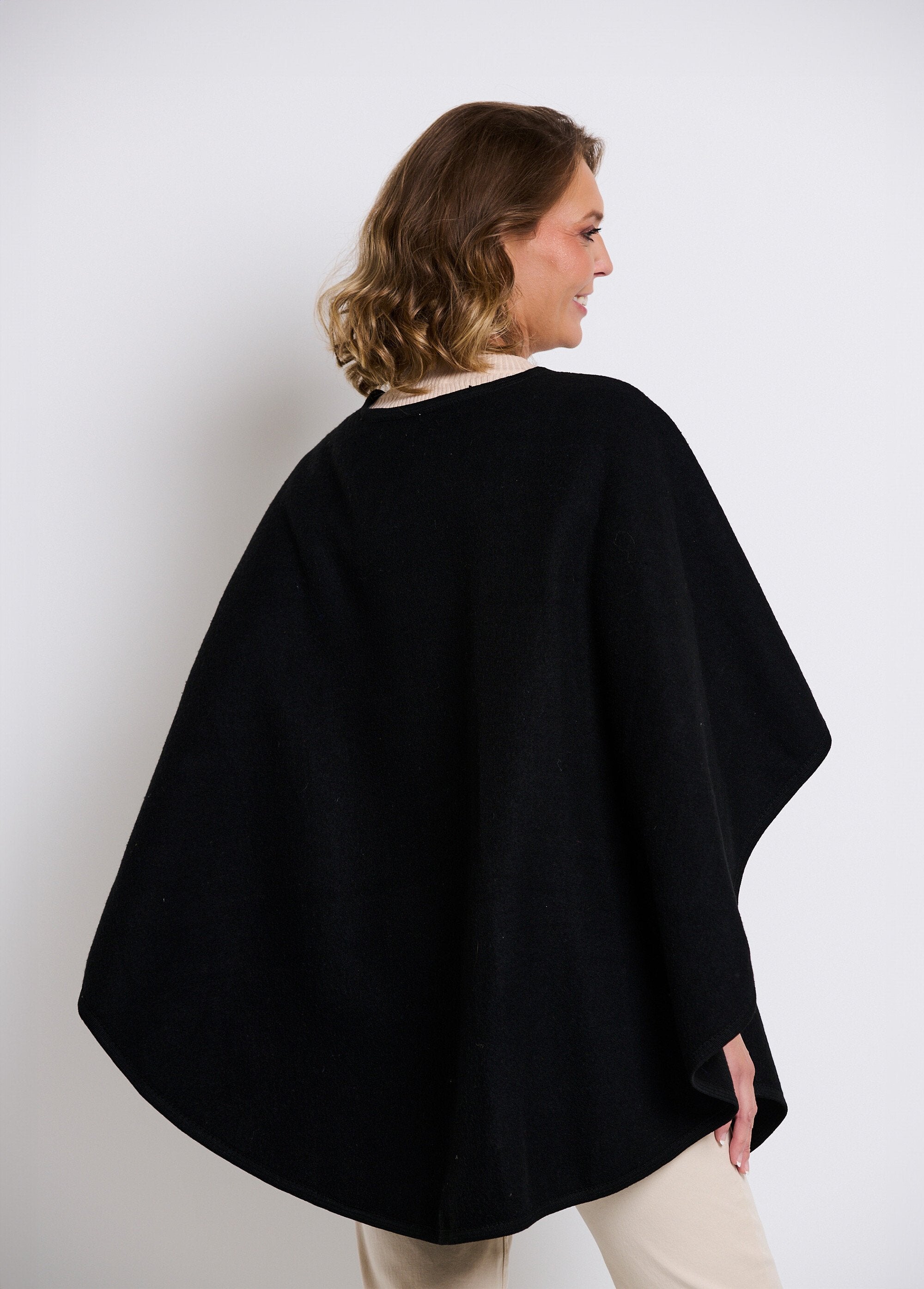 Poncho_in_warm_fabric_with_tone-on-tone_bias_Black_DO1_slim