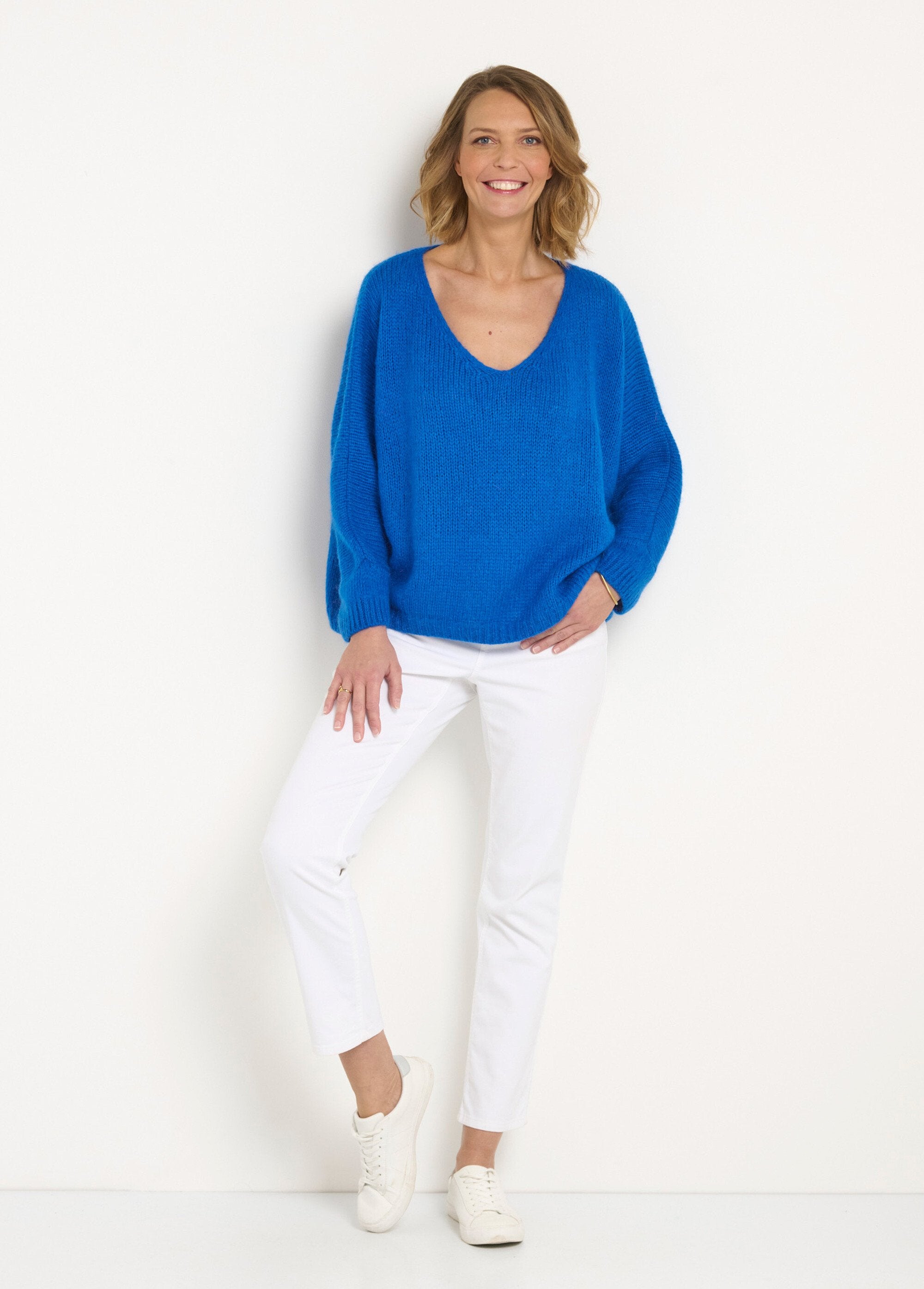 Warm_mohair_wool_sweater_with_V-neck_and_dropped_armholes_Electric_blue_SF1_slim