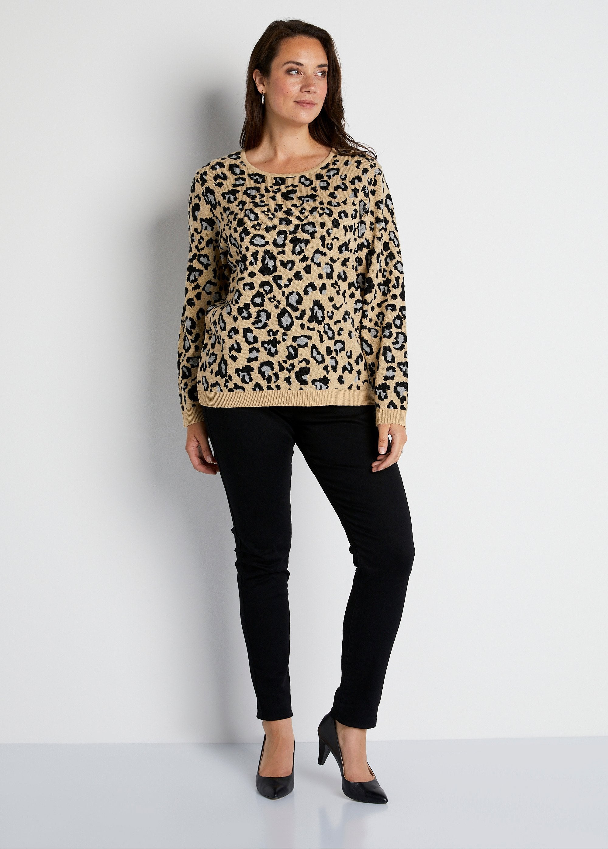 Round_neck_leopard_jacquard_sweater_Beige_and_black_SF1_curvy