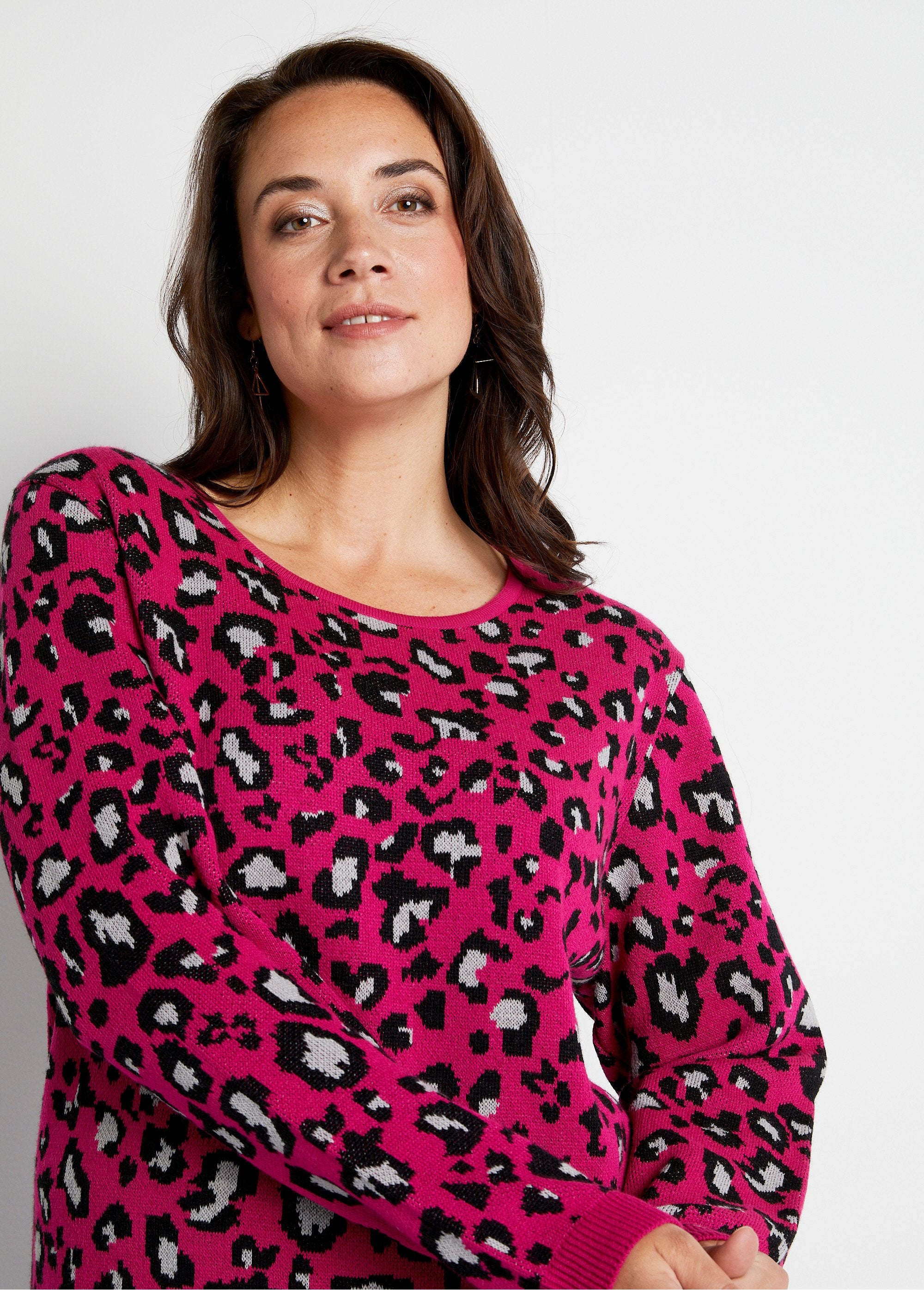 Round_neck_leopard_jacquard_sweater_Fuchsia_and_black_DE1_curvy